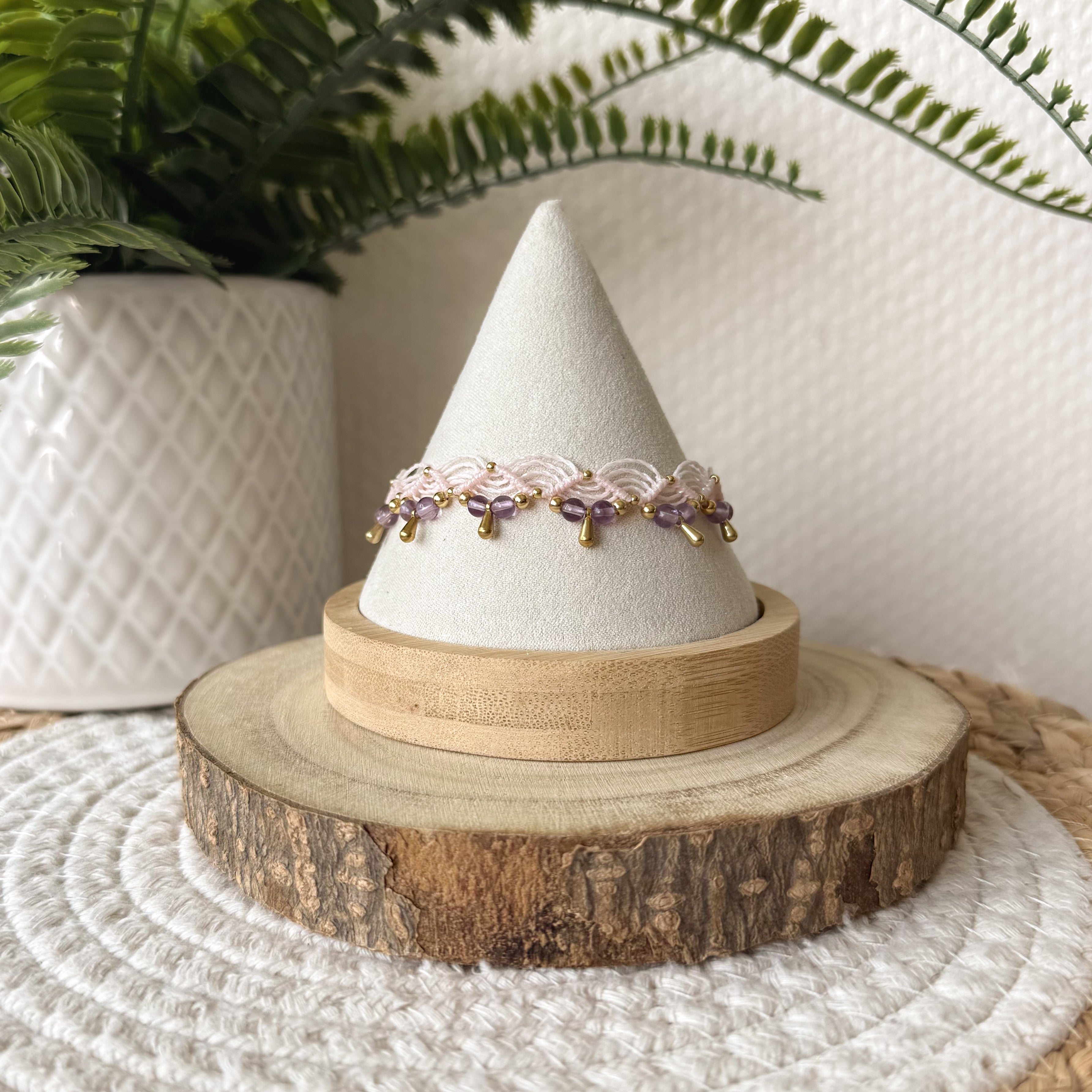 Chevillière en micro macramé fait main – Bijou artisanal bohème ajustable | Les Créas d’Andy
