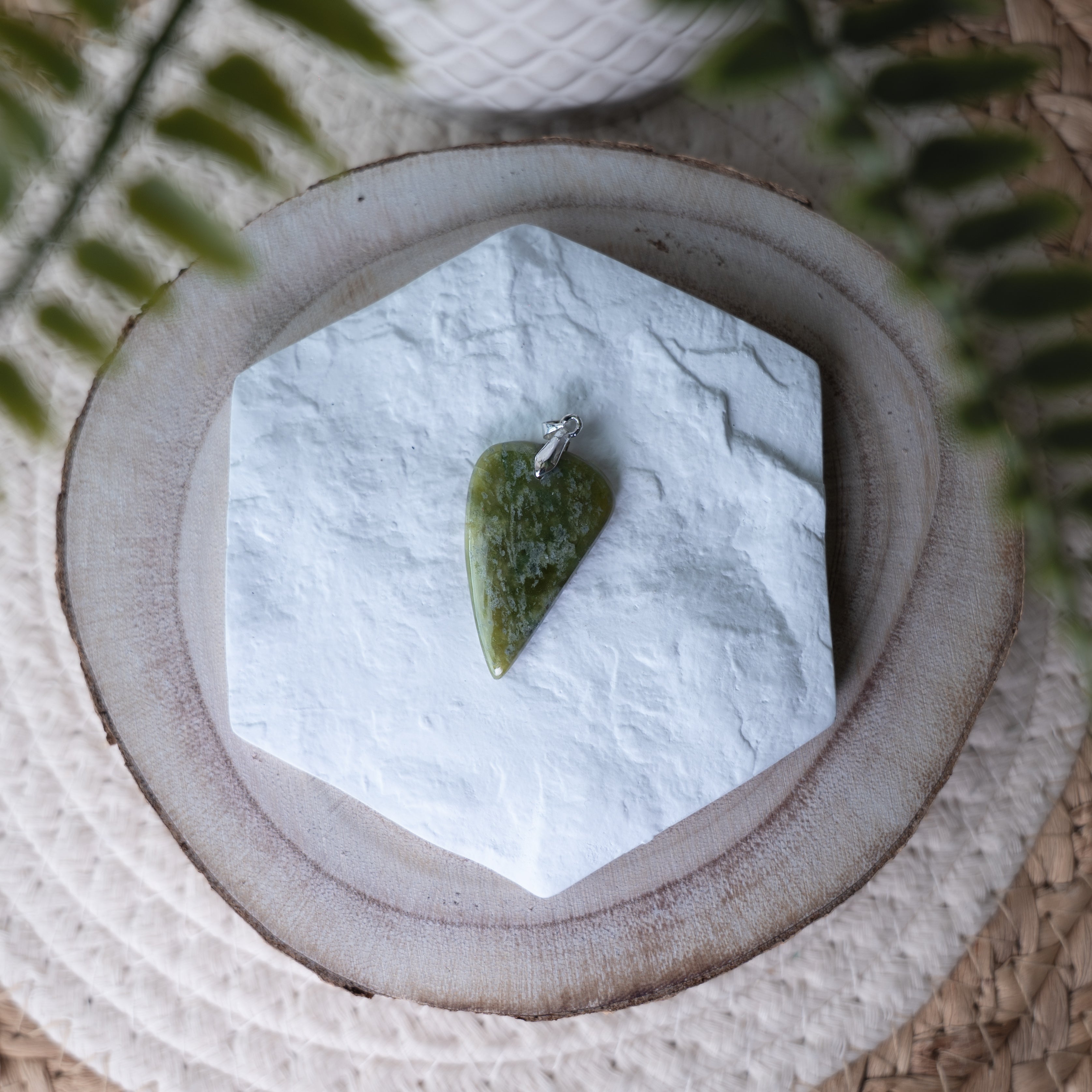 Pendentifs Vésuvianite – Pierre naturelle équilibre et développement personnel