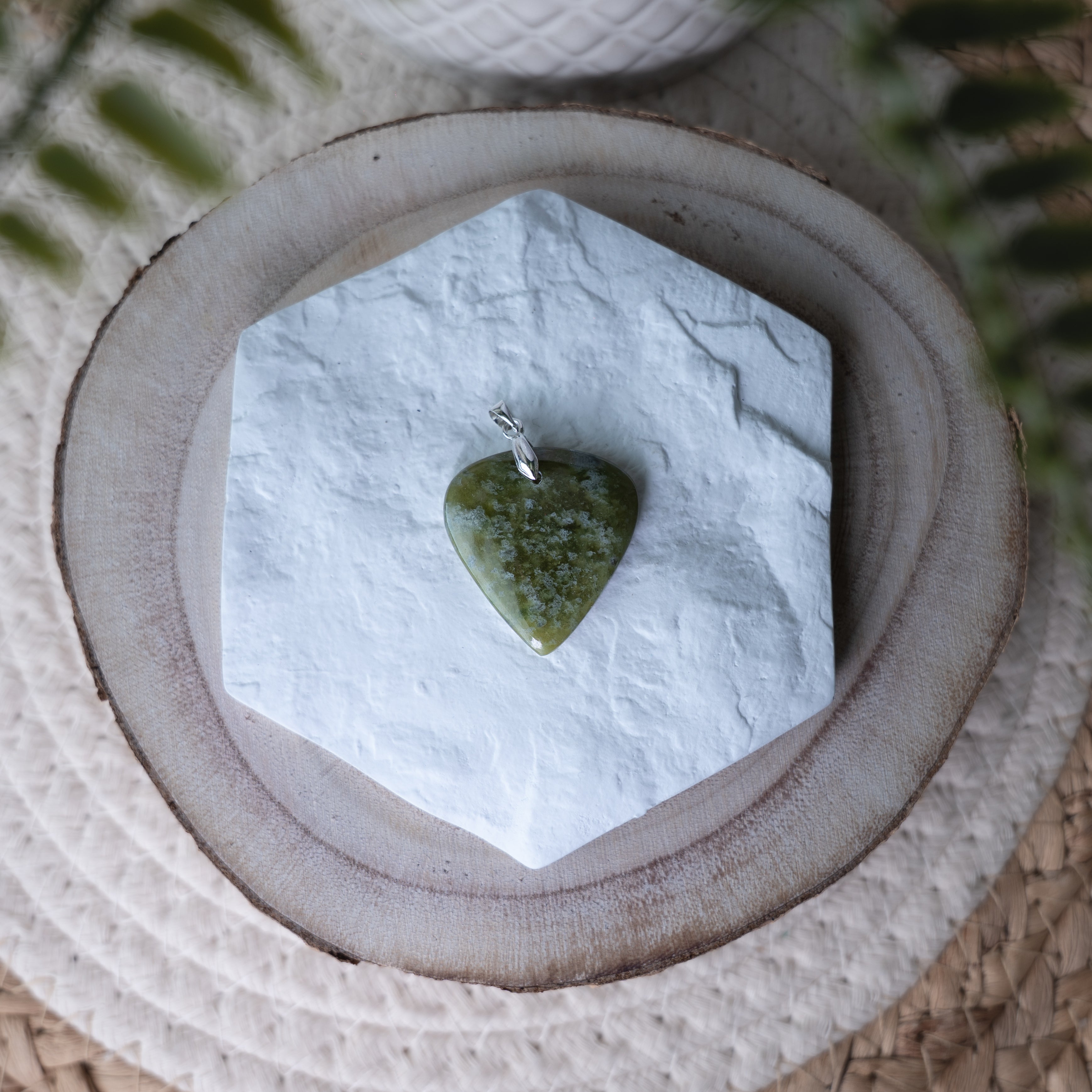 Pendentifs Vésuvianite – Pierre naturelle équilibre et développement personnel