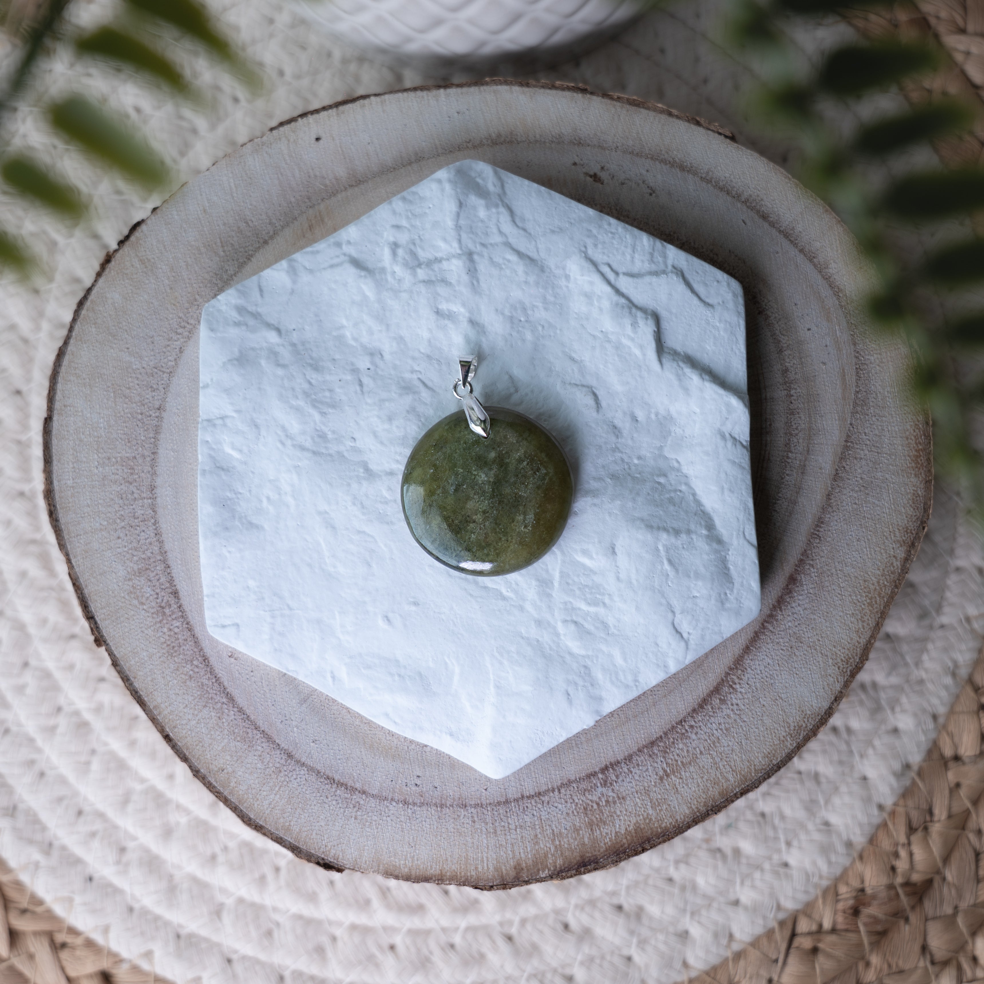 Pendentifs Vésuvianite – Pierre naturelle équilibre et développement personnel