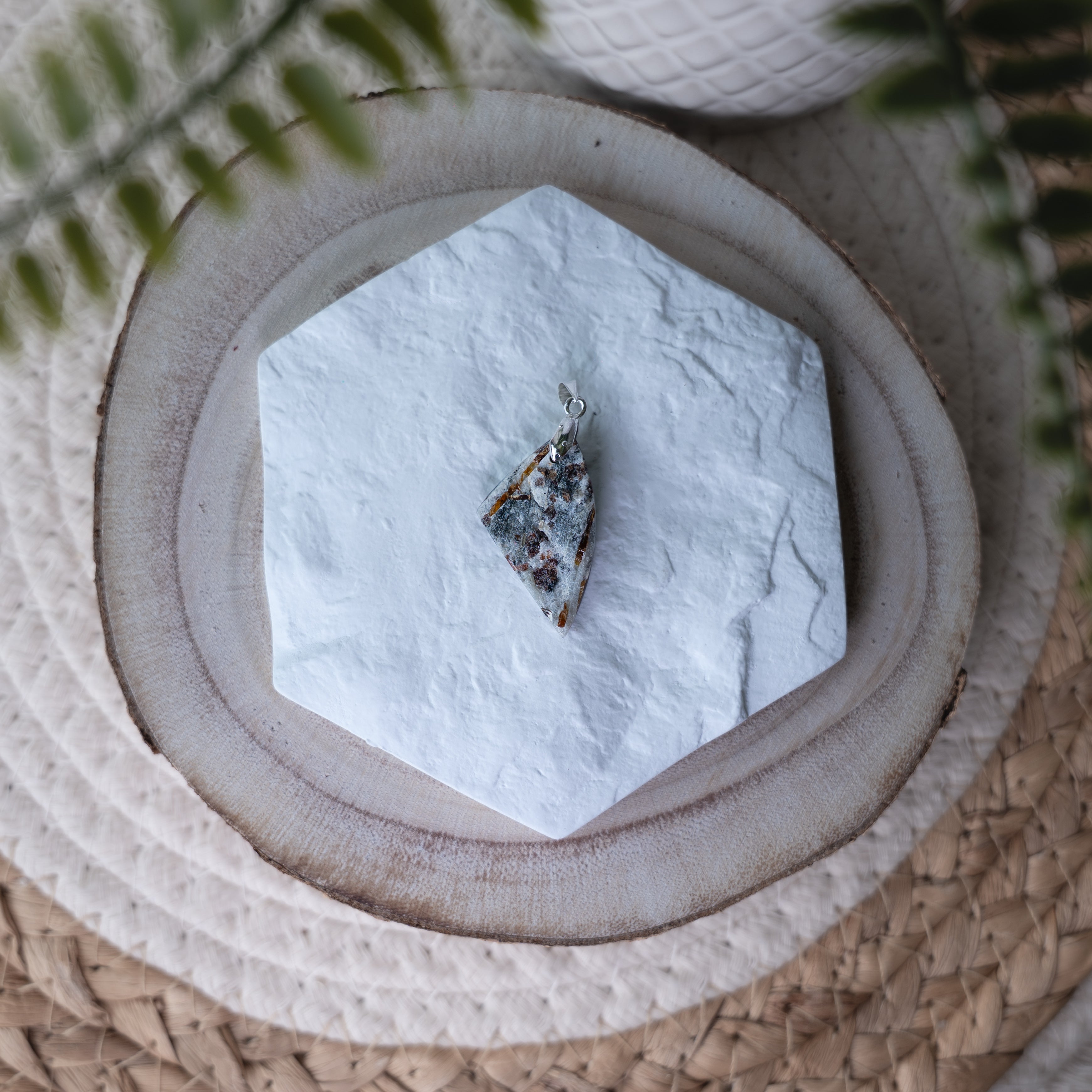 Pendentif Astrophyllite – Pierre naturelle transformation et clarté