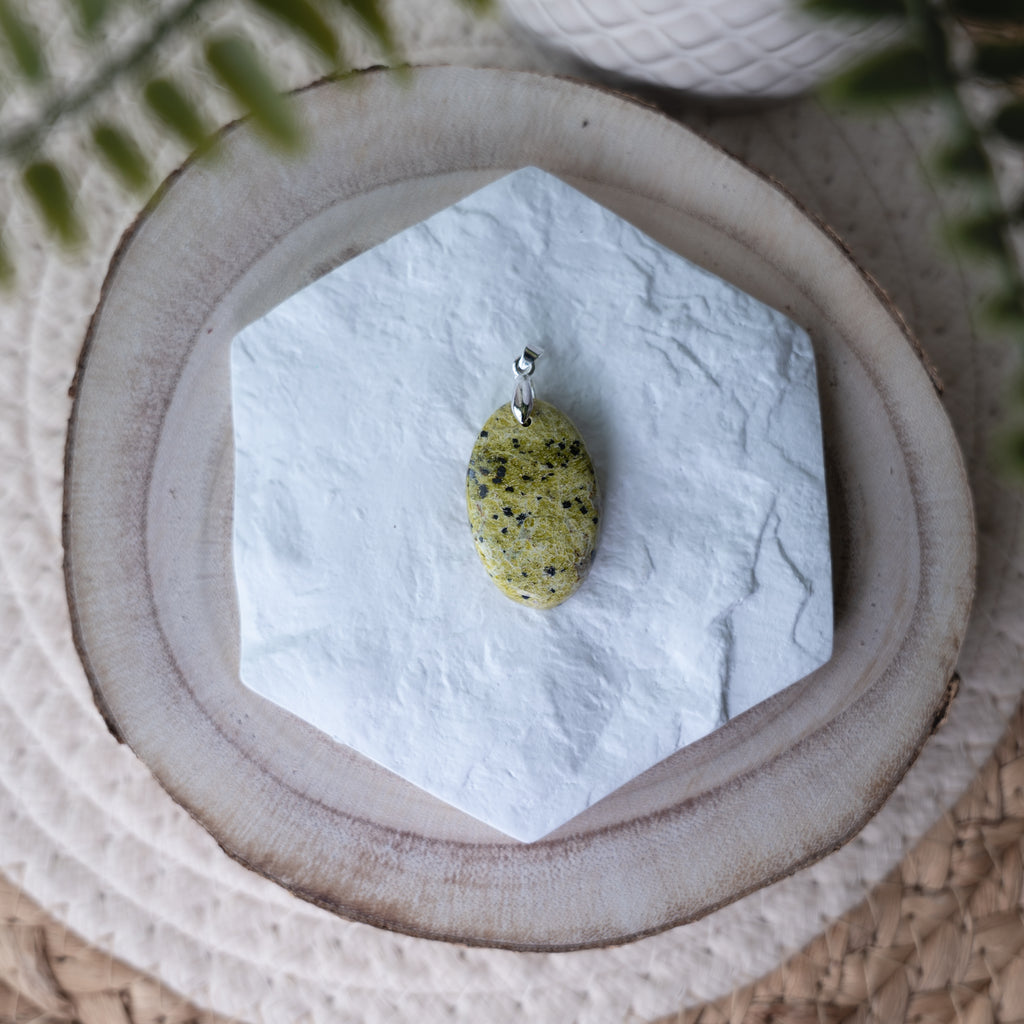 Pendentifs Serpentine – Pierre naturelle apaisante et protectrice