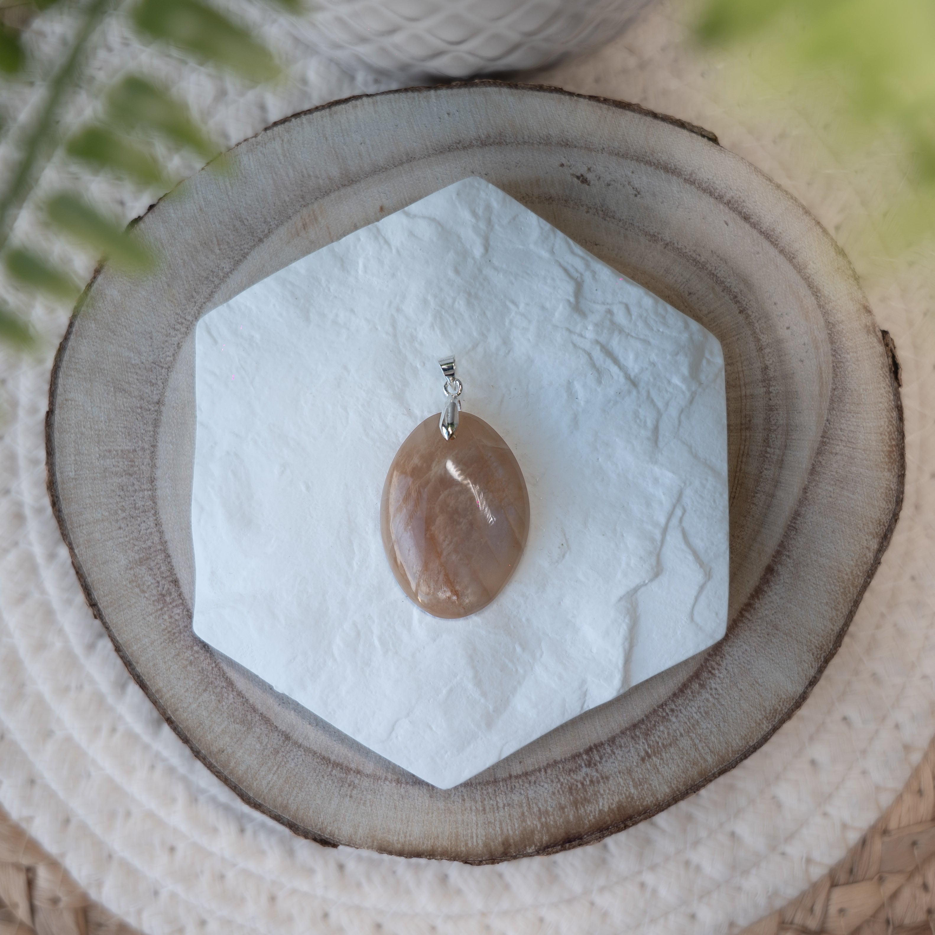 Pendentifs Pierre de Lune – Pierre naturelle intuition et féminité