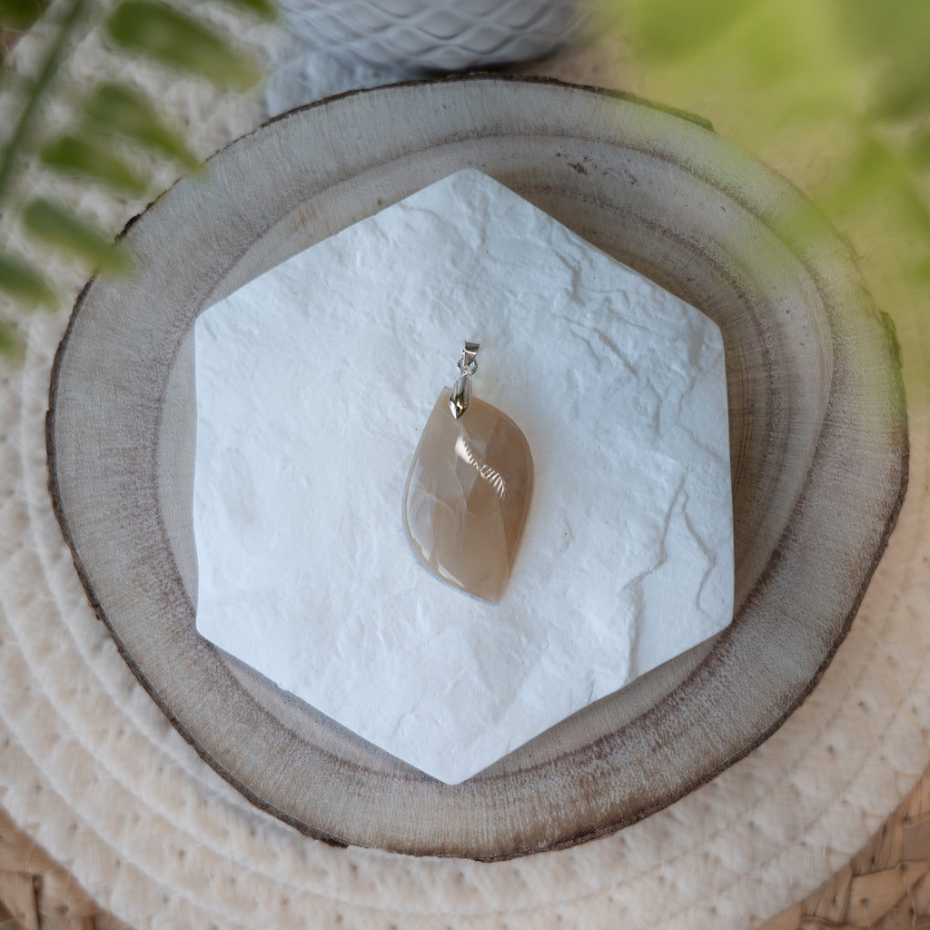 Pendentifs Pierre de Lune – Pierre naturelle intuition et féminité