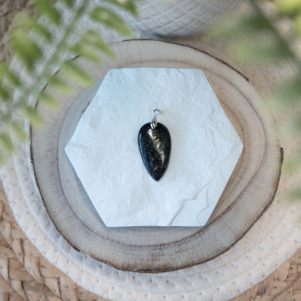 Pendentif Nuummite – Pierre naturelle protection et force intérieure