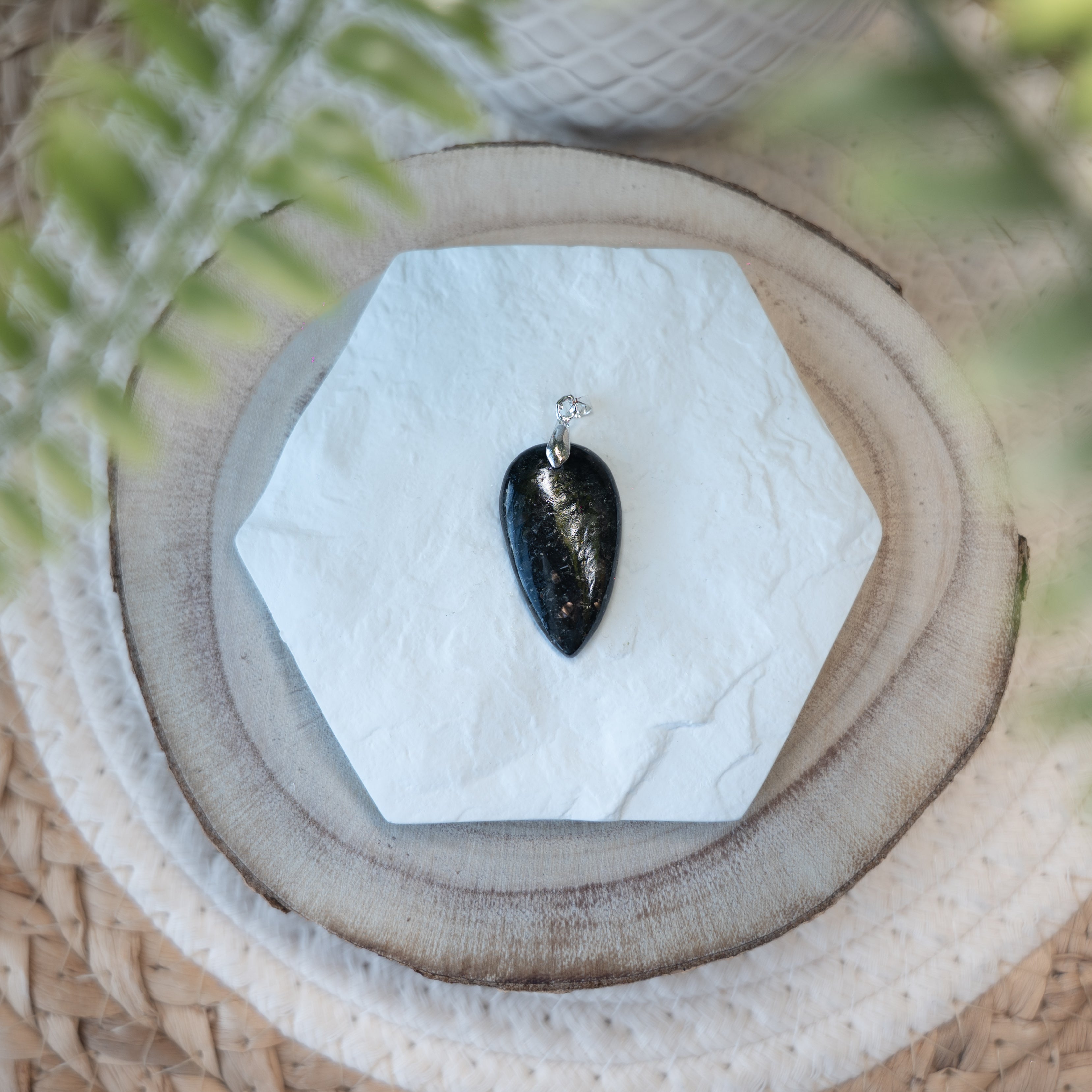 Pendentif Nuummite – Pierre naturelle protection et force intérieure