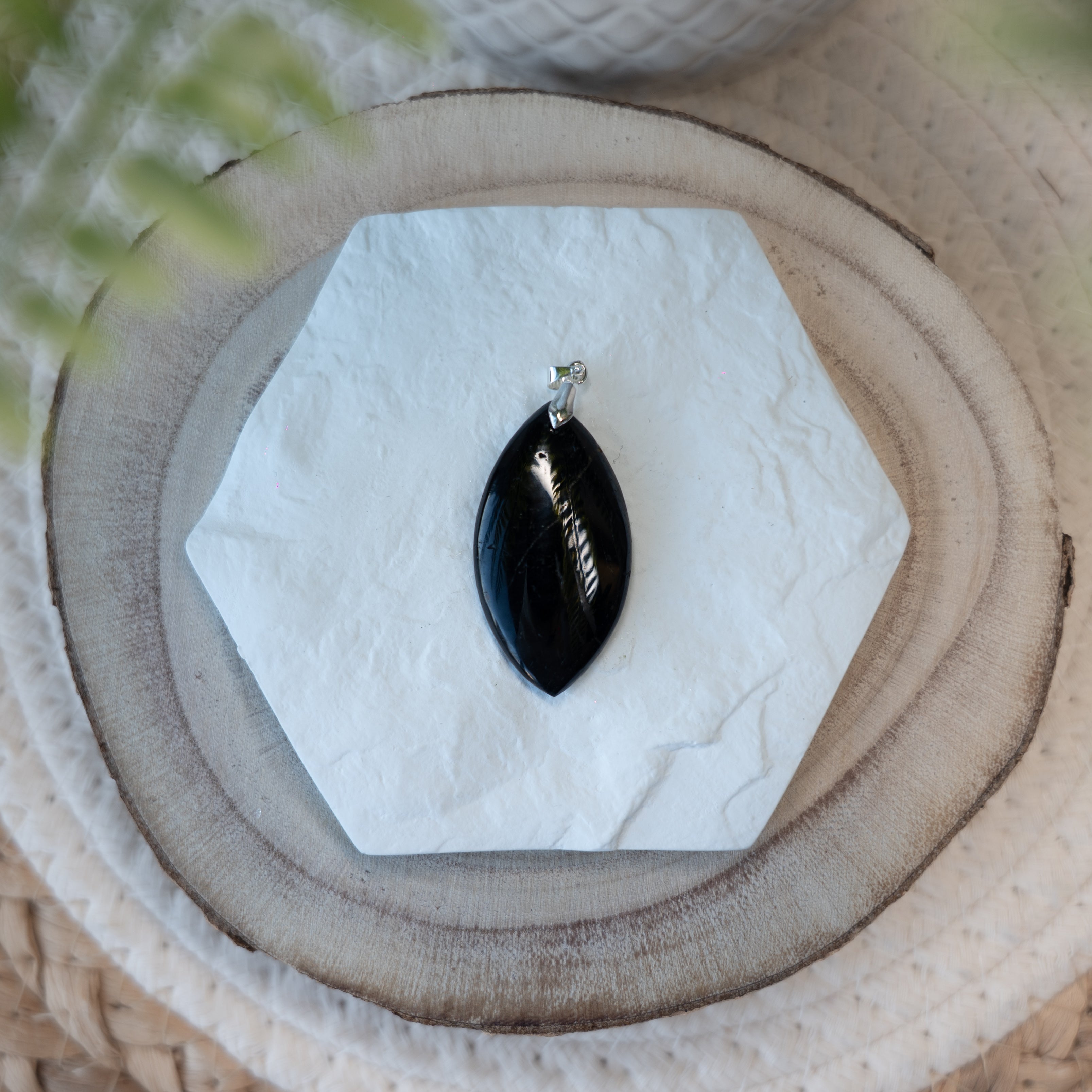 Pendentif Tourmaline Noire – Pierre naturelle protection et ancrage