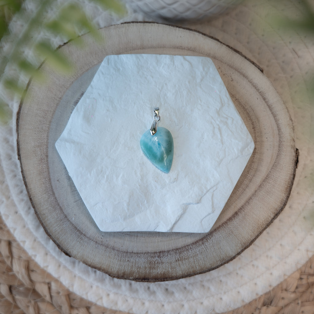 Pendentif Larimar – Pierre naturelle apaisement et sérénité