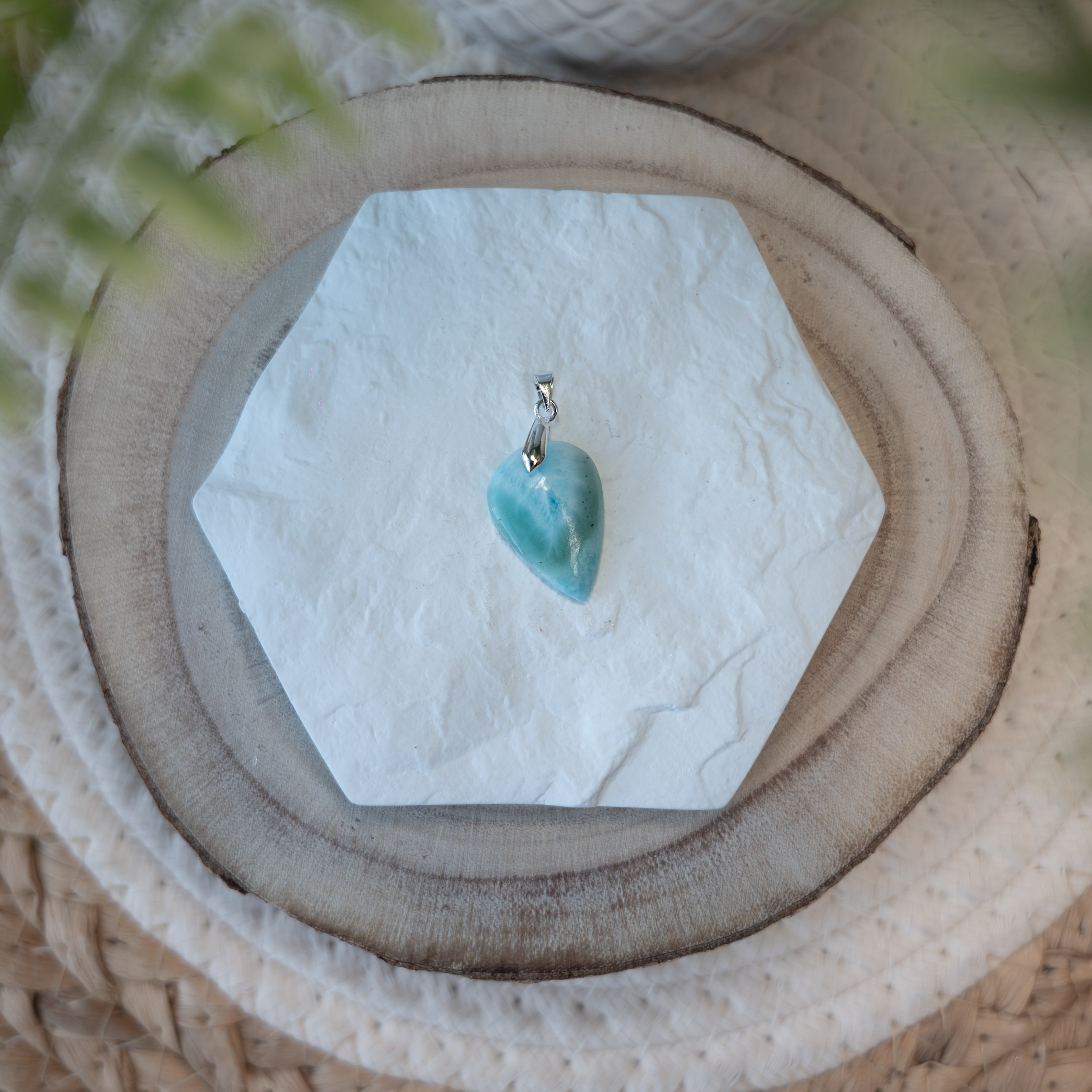 Pendentif Larimar – Pierre naturelle apaisement et sérénité