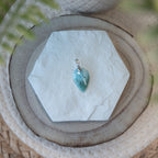 Pendentif Larimar – Pierre naturelle apaisement et sérénité