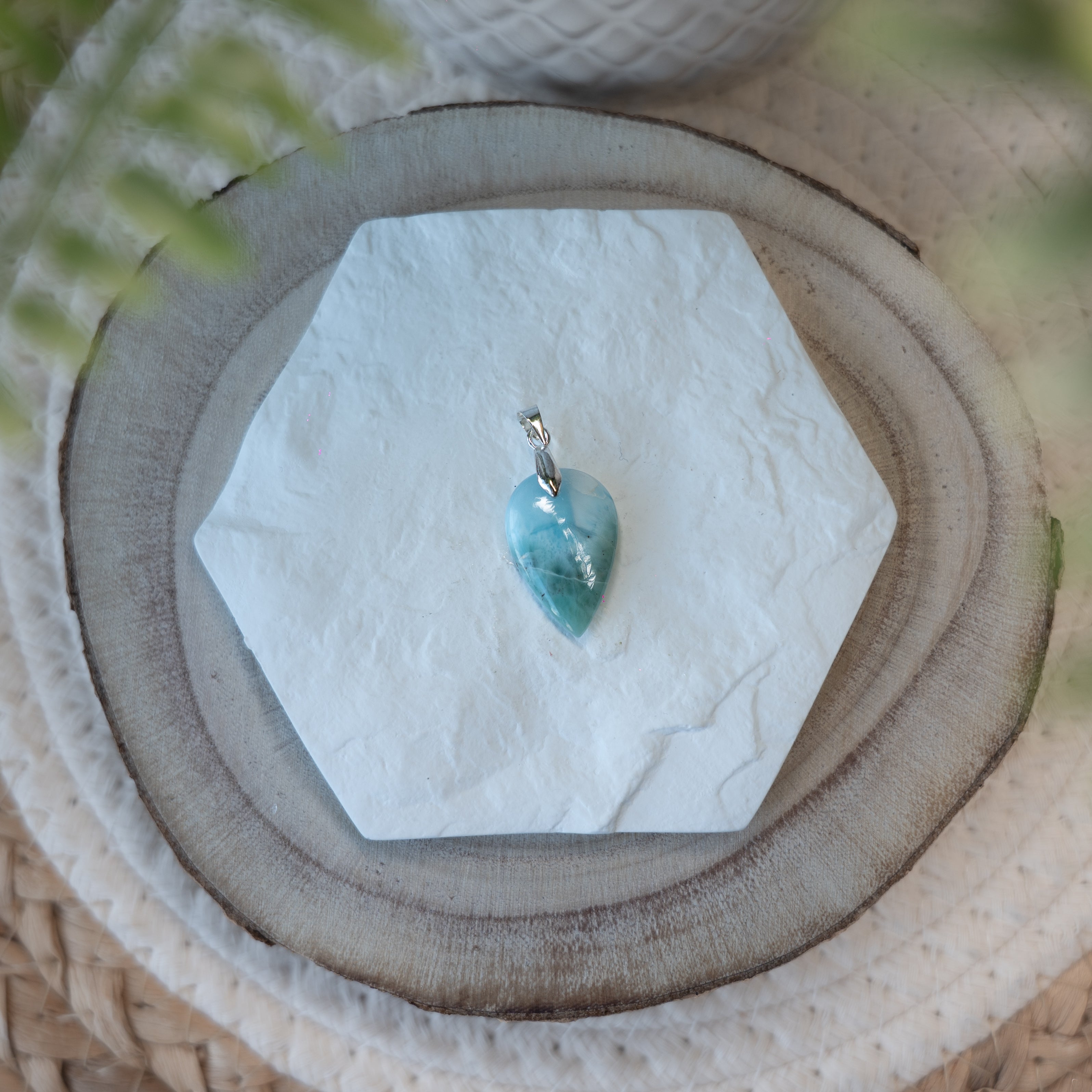 Pendentif Larimar – Pierre naturelle apaisement et sérénité
