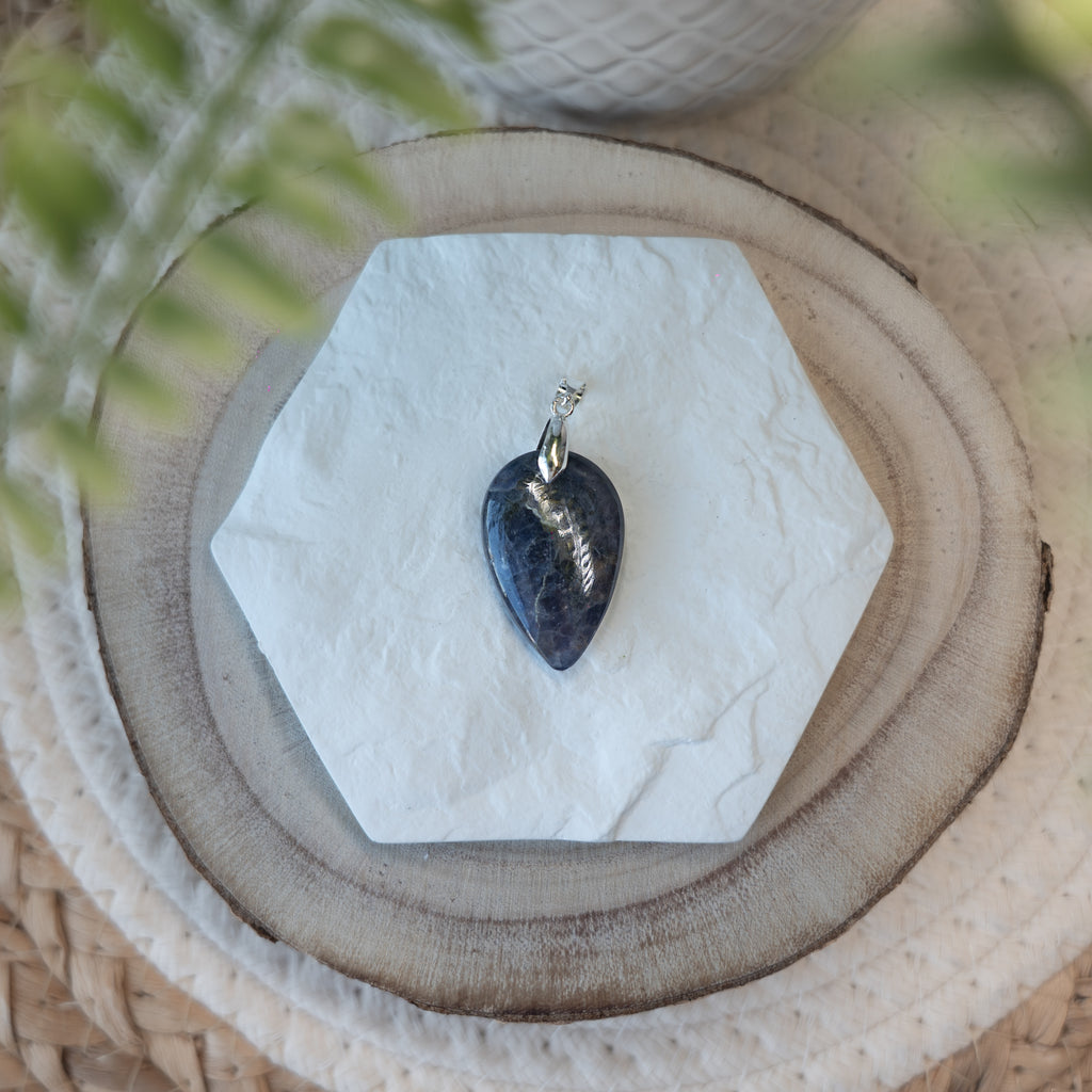 Pendentifs Iolite (Cordiérite) – Pierre naturelle clarté mentale et intuition
