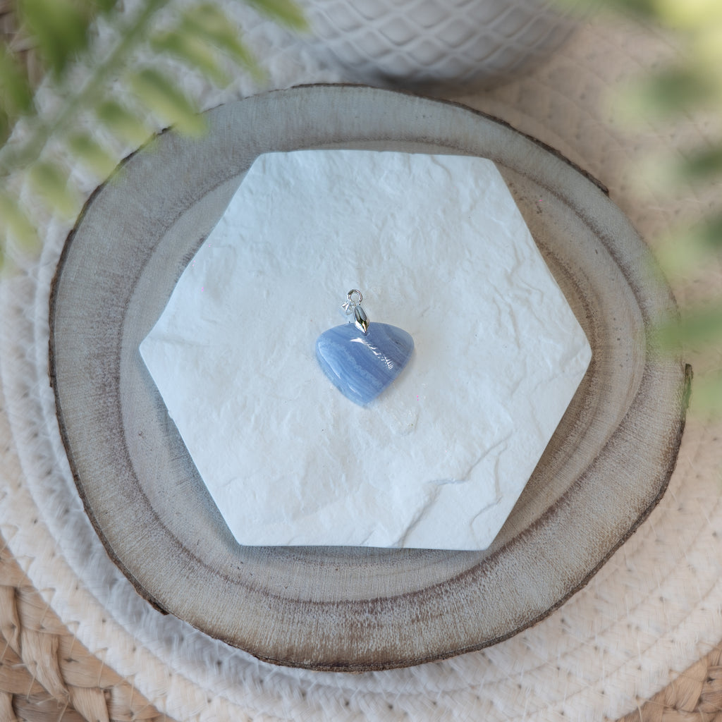 Pendentif Agate Blue Lace – Pierre naturelle communication et sérénité