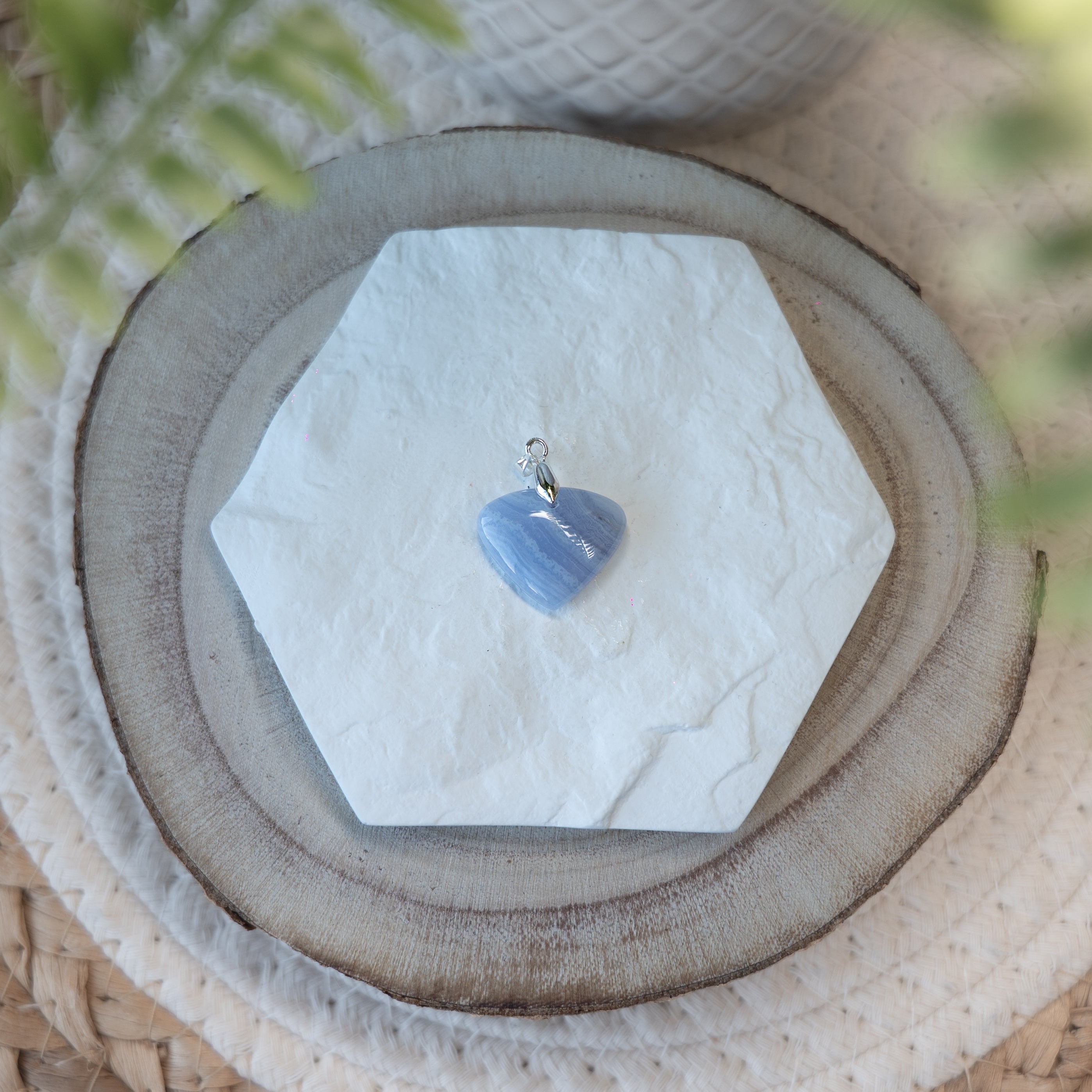 Pendentif Agate Blue Lace – Pierre naturelle communication et sérénité