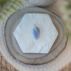 Pendentif Agate Blue Lace – Pierre naturelle communication et sérénité