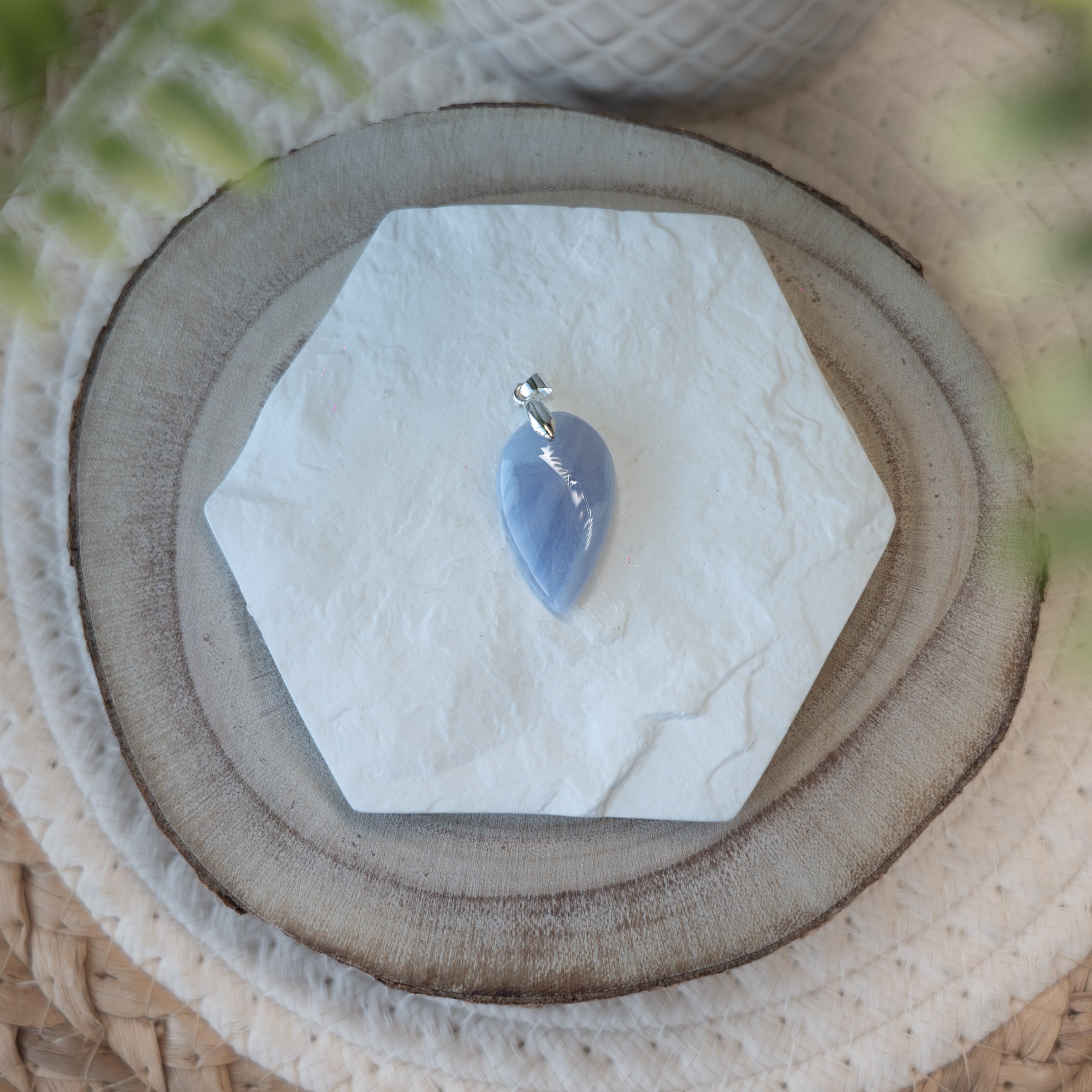 Pendentif Agate Blue Lace – Pierre naturelle communication et sérénité