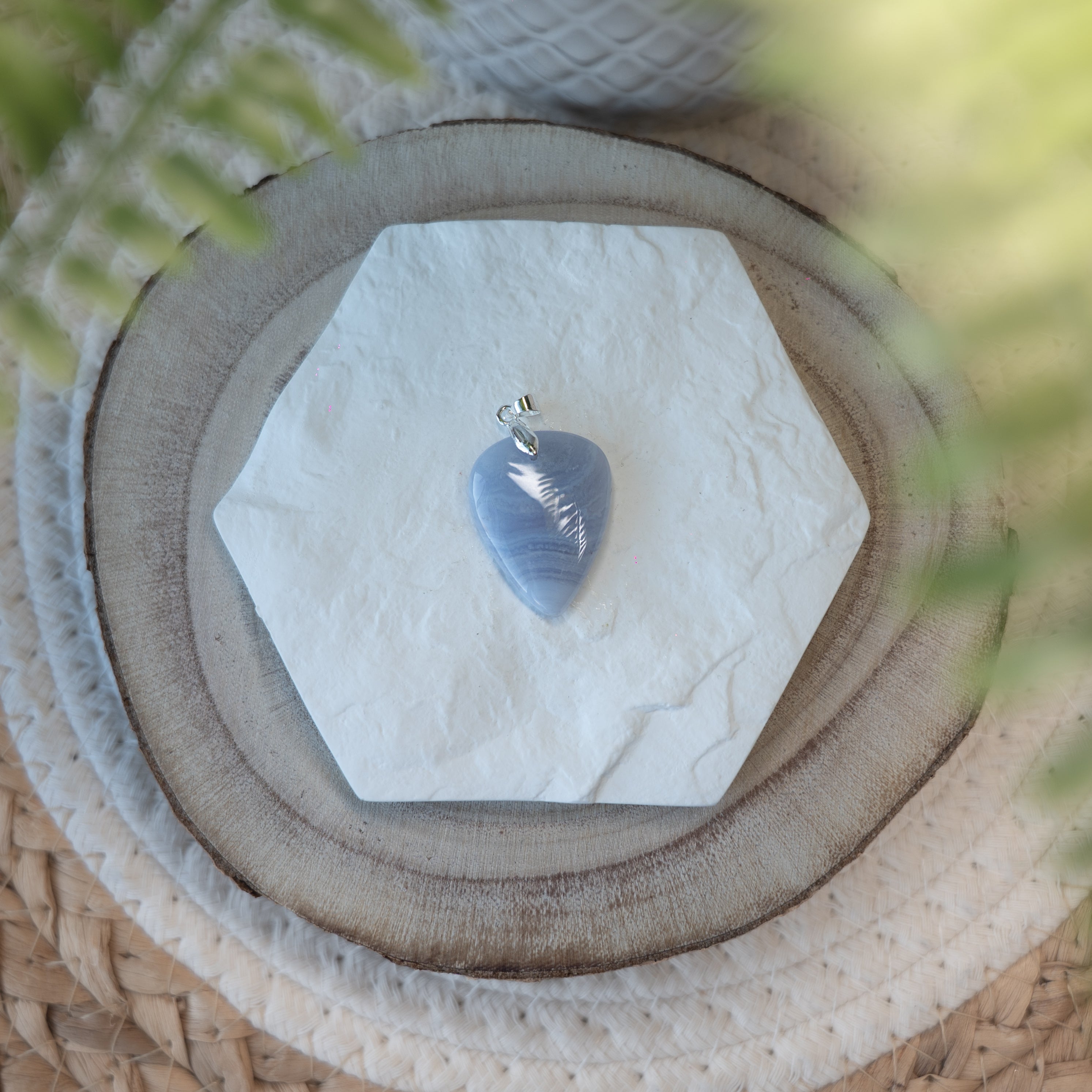 Pendentif Agate Blue Lace – Pierre naturelle communication et sérénité