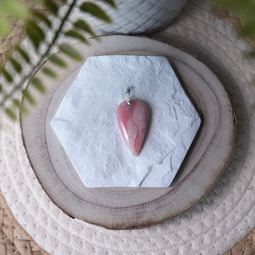 Pendentifs Opale Rose – Pierre naturelle douceur et apaisement émotionnel