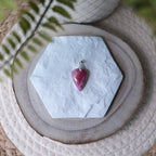 Pendentif Calcite Rose – Pierre naturelle douceur et apaisement émotionnel