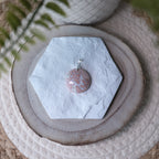 Pendentif Agate Rose – Pierre naturelle douceur et équilibre émotionnel