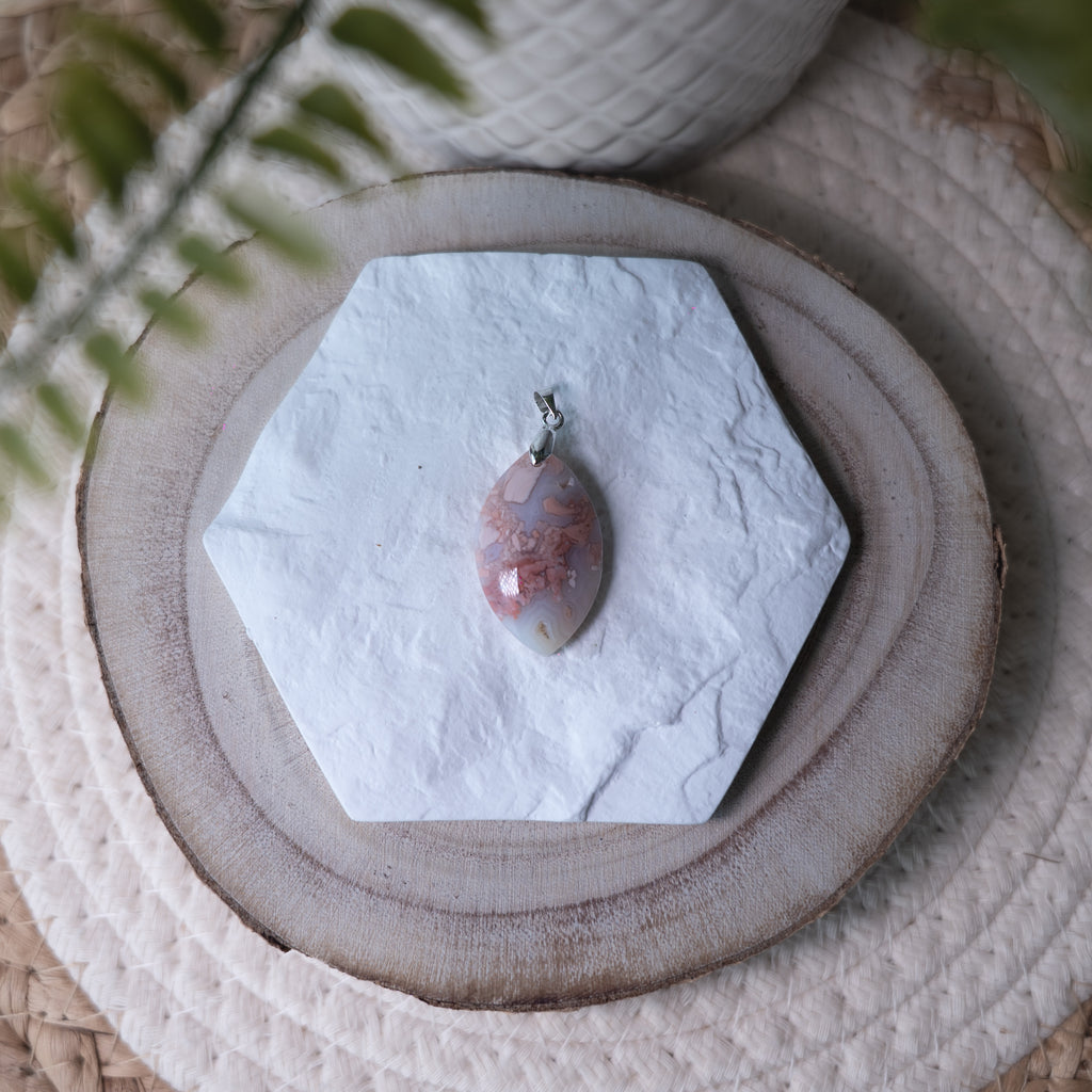 Pendentif Agate Rose – Pierre naturelle douceur et équilibre émotionnel