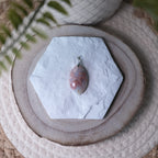 Pendentif Agate Rose – Pierre naturelle douceur et équilibre émotionnel