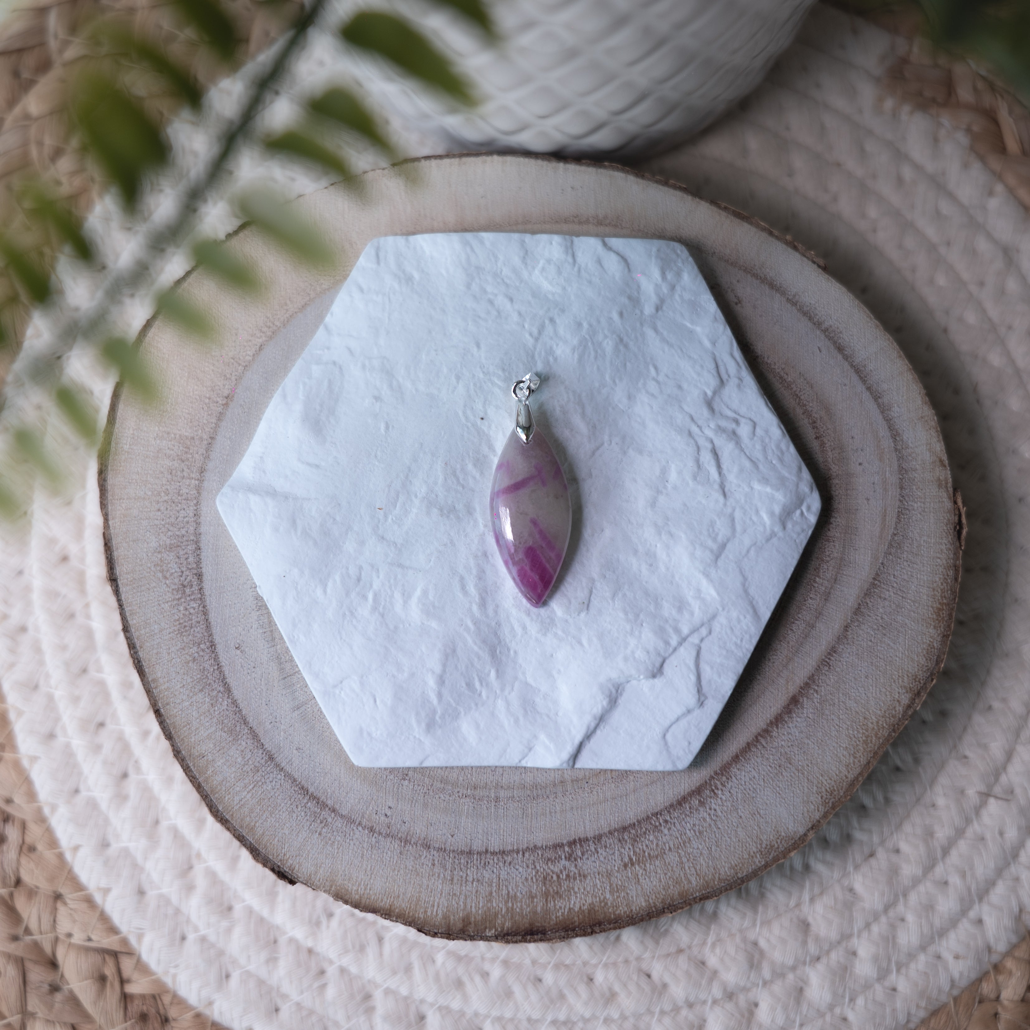 Pendentif Rubis sur Quartz – Pierre naturelle énergie et clarté