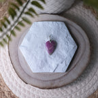 Pendentif Rubis sur Quartz – Pierre naturelle énergie et clarté