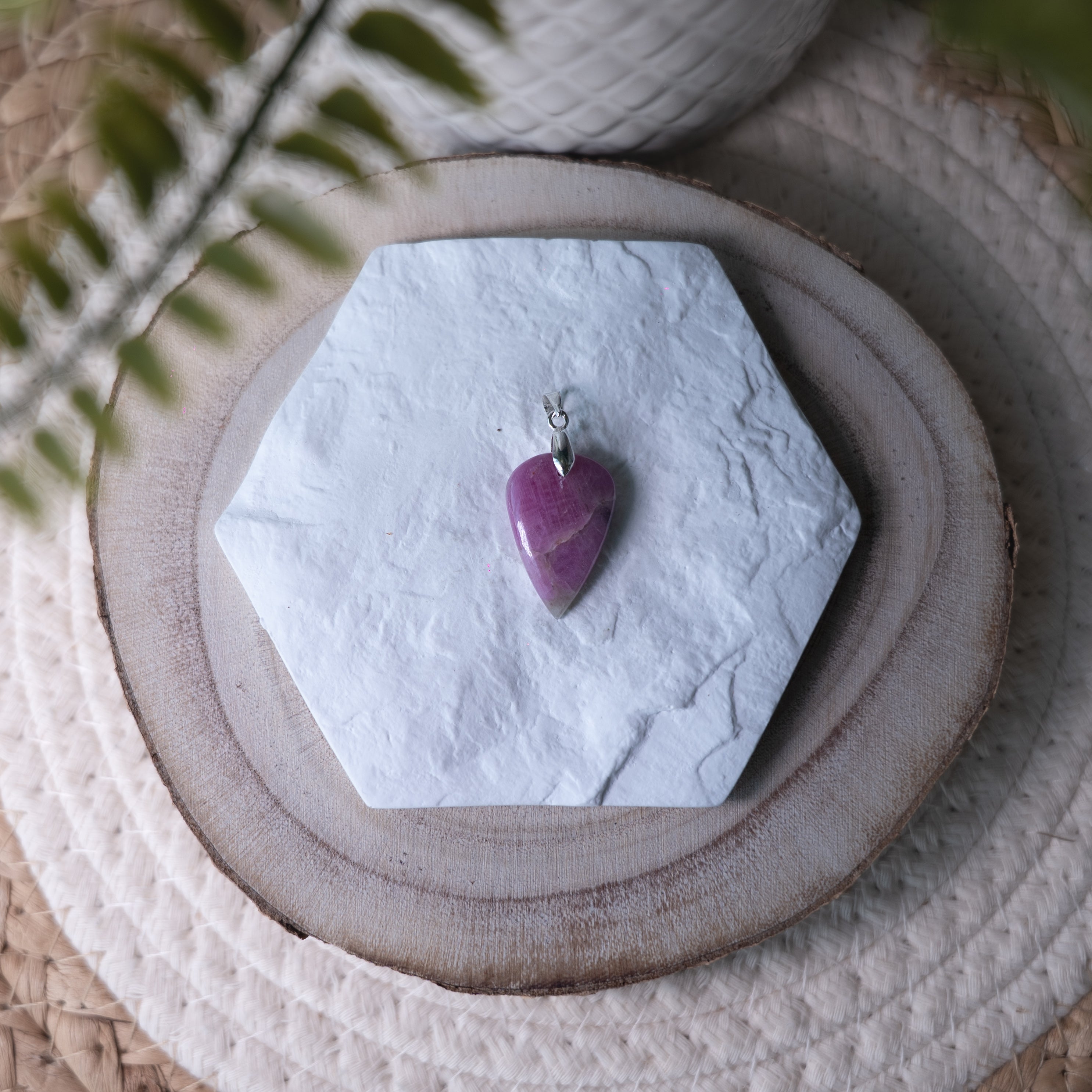 Pendentif Rubis sur Quartz – Pierre naturelle énergie et clarté