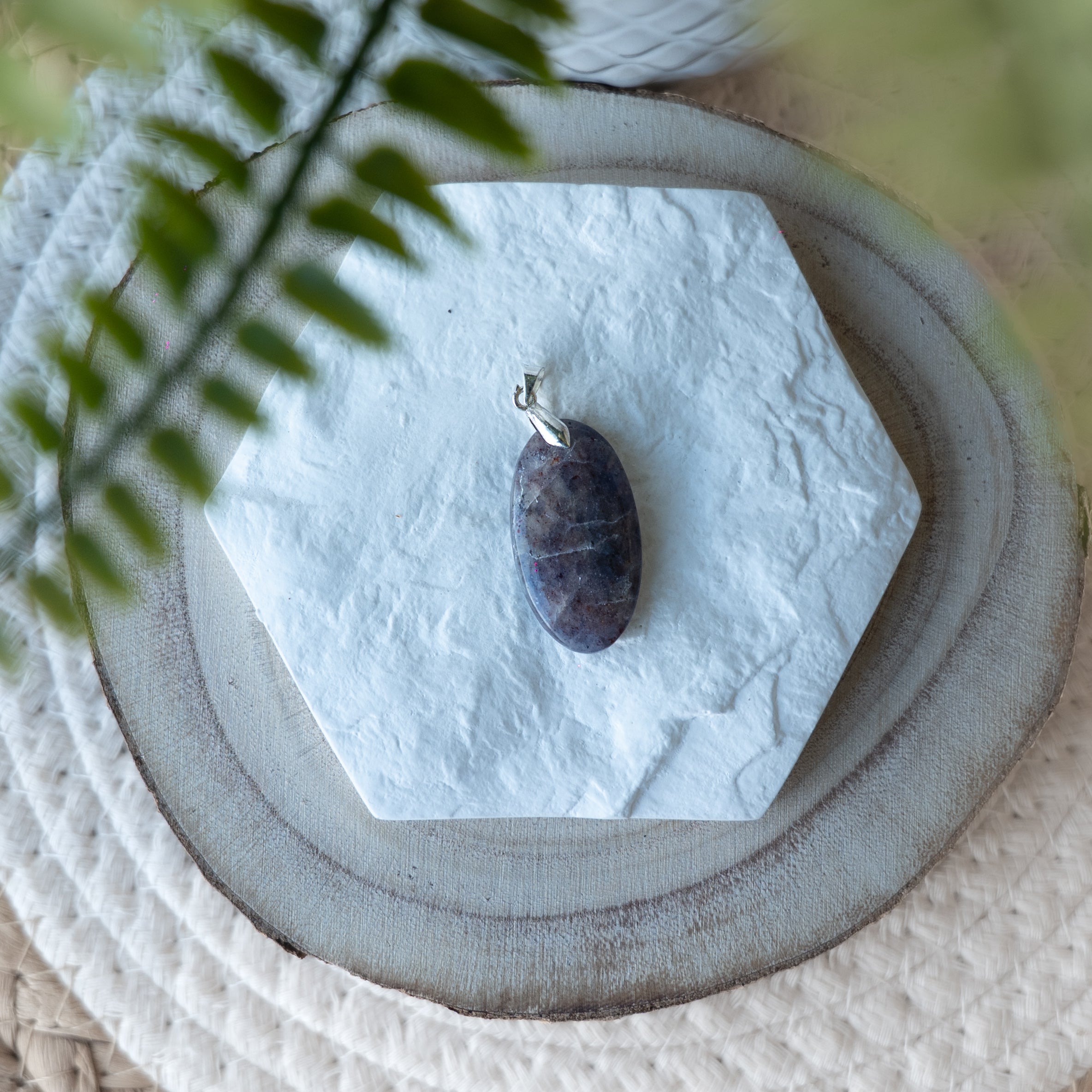 Pendentifs Iolite (Cordiérite) – Pierre naturelle clarté mentale et intuition