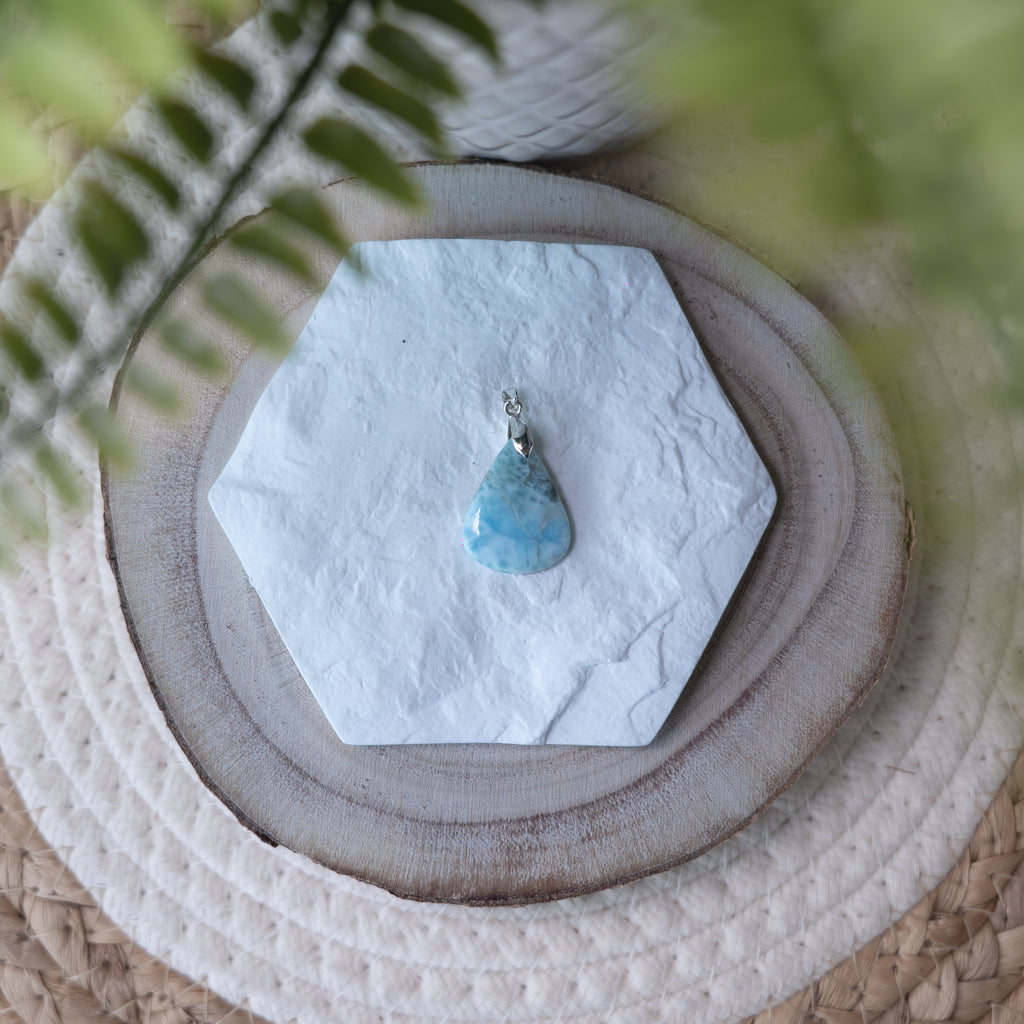 Pendentif Larimar – Pierre naturelle apaisement et sérénité