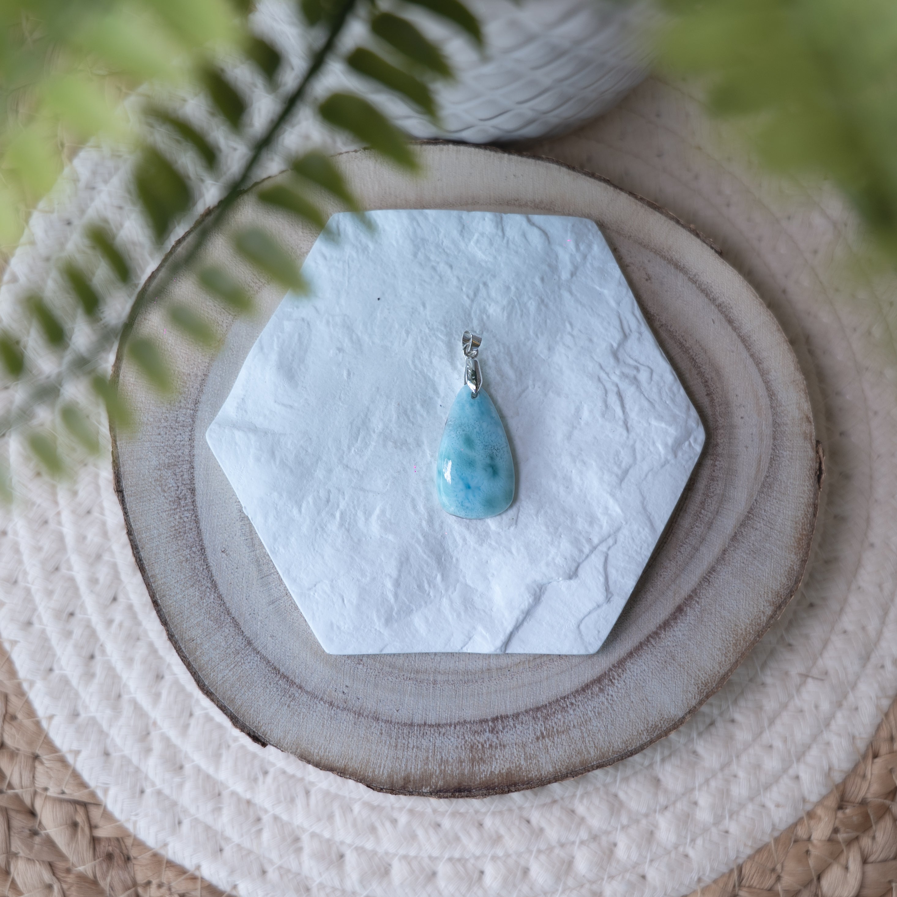 Pendentif Larimar – Pierre naturelle apaisement et sérénité