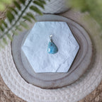Pendentif Larimar – Pierre naturelle apaisement et sérénité