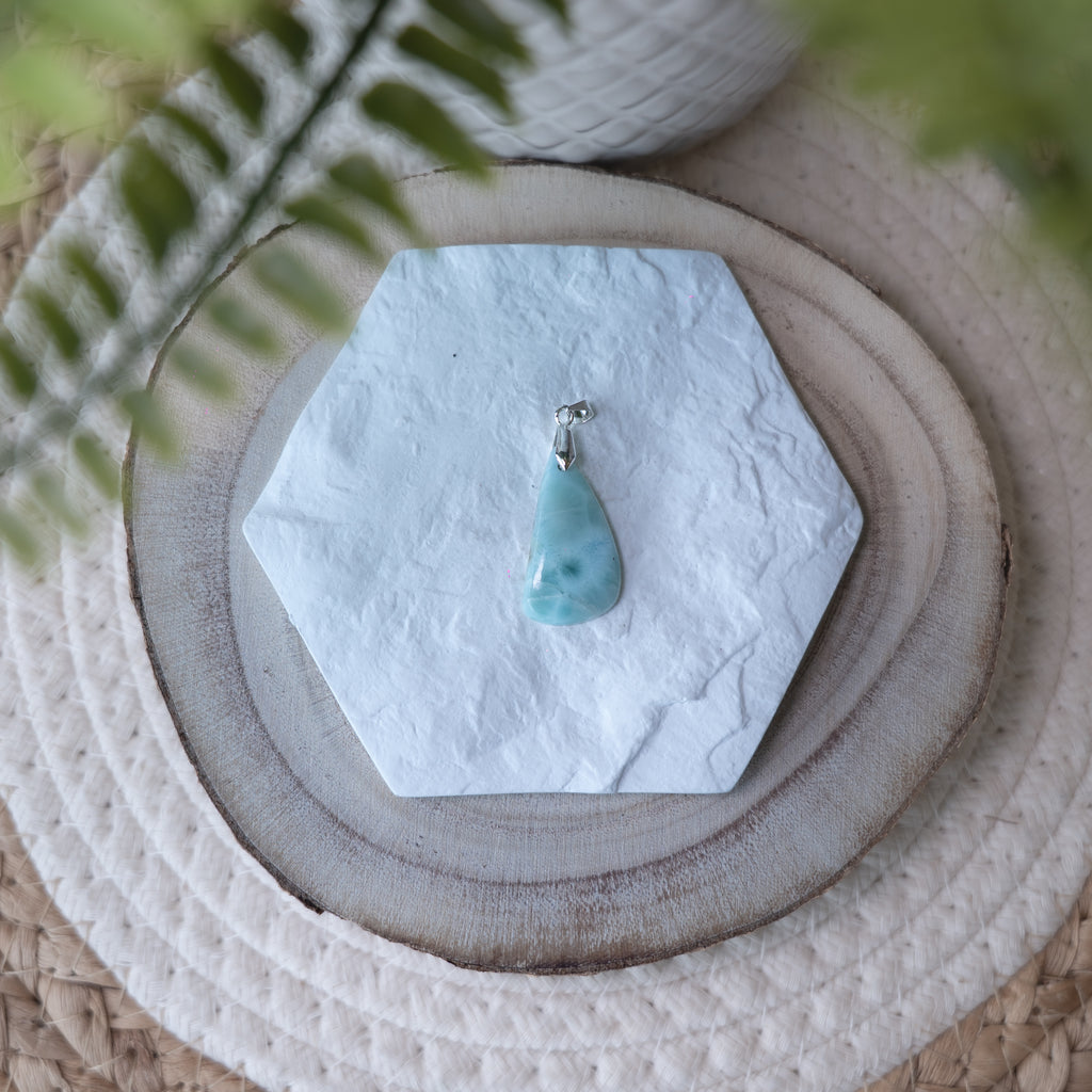 Pendentif Larimar – Pierre naturelle apaisement et sérénité