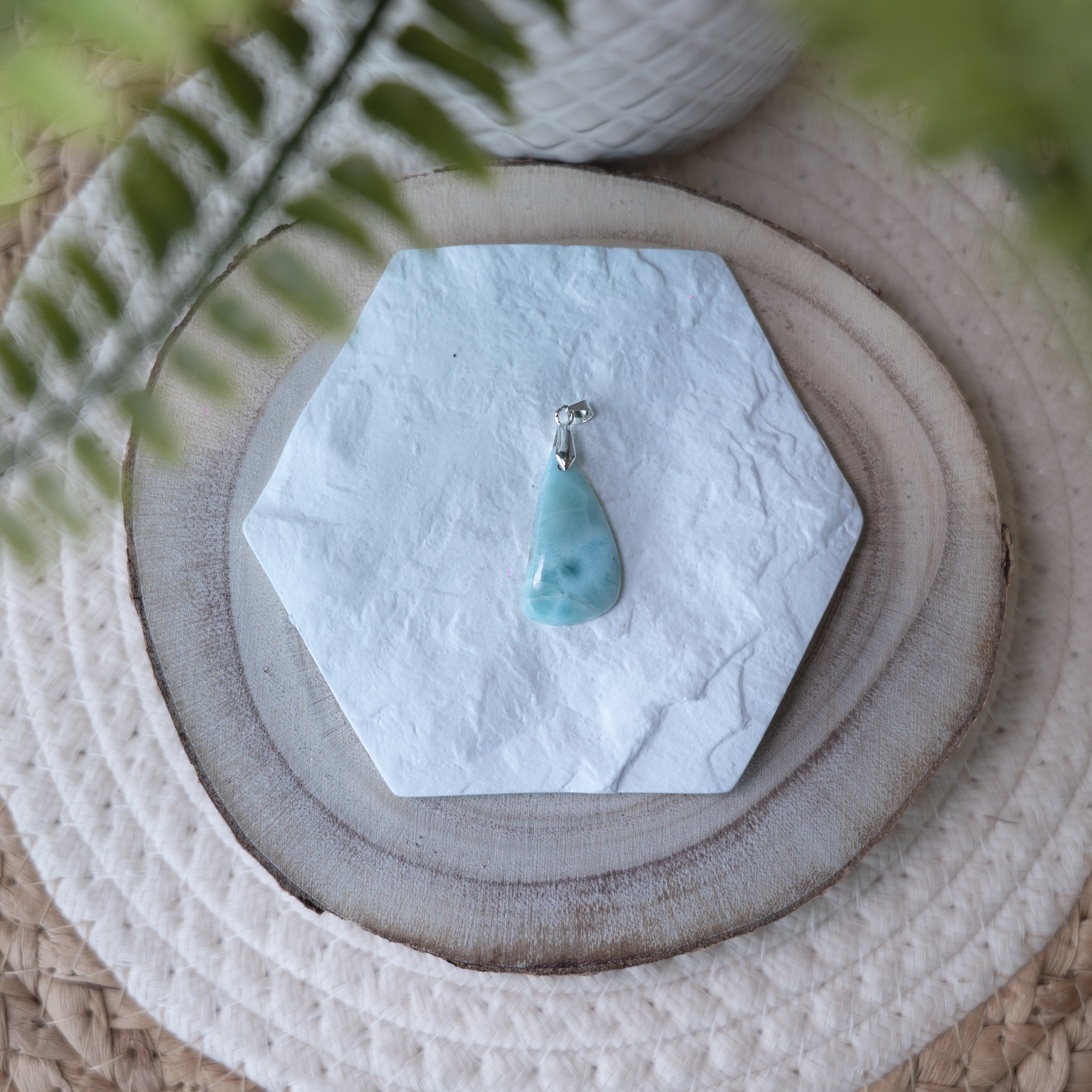 Pendentif Larimar – Pierre naturelle apaisement et sérénité