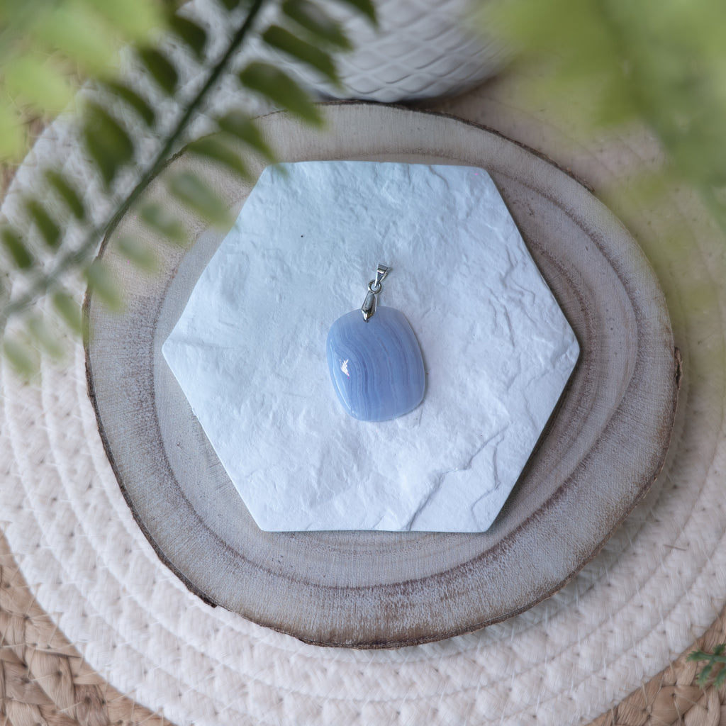 Pendentif Agate Blue Lace – Pierre naturelle communication et sérénité