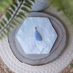 Pendentif Agate Blue Lace – Pierre naturelle communication et sérénité