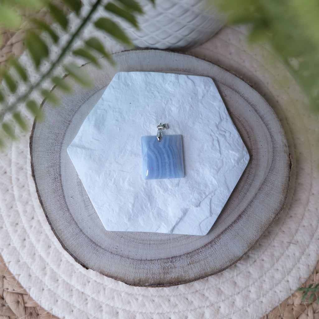 Pendentif Agate Blue Lace – Pierre naturelle communication et sérénité