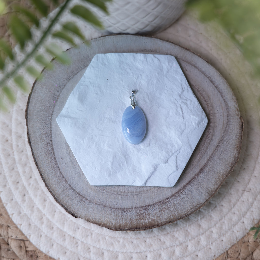 Pendentif Agate Blue Lace – Pierre naturelle communication et sérénité