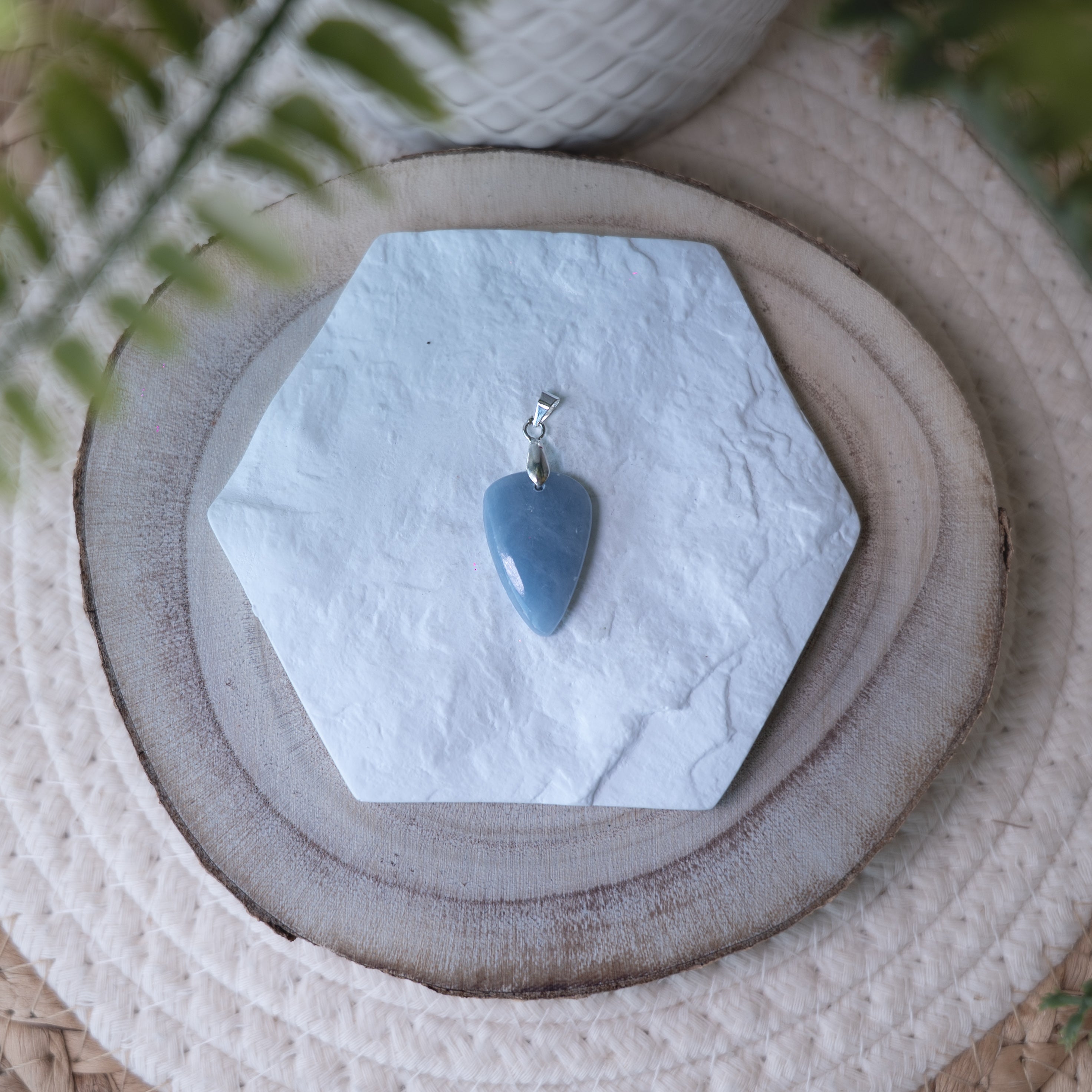 Pendentifs Angélite – Pierre naturelle apaisante et sérénité