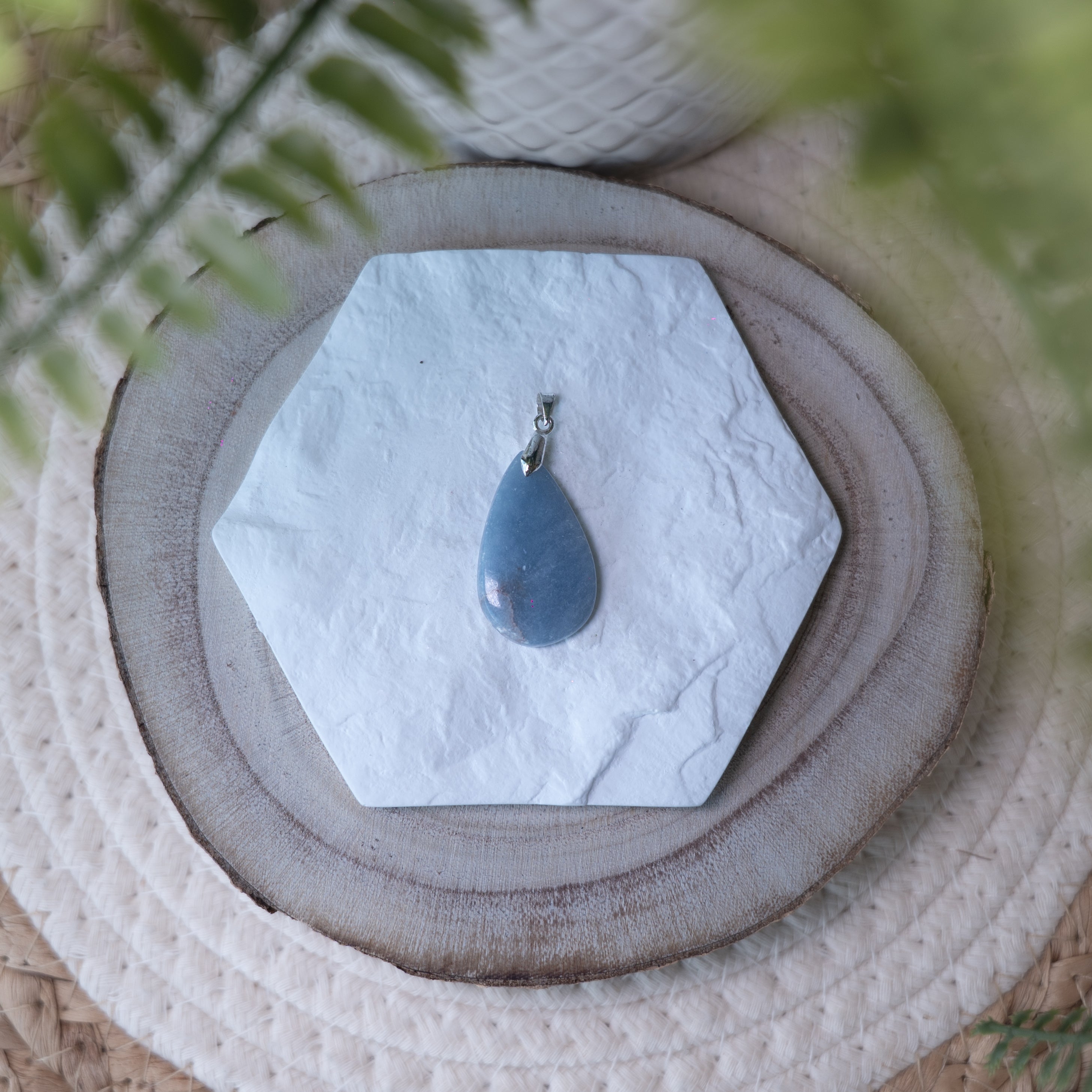 Pendentifs Angélite – Pierre naturelle apaisante et sérénité