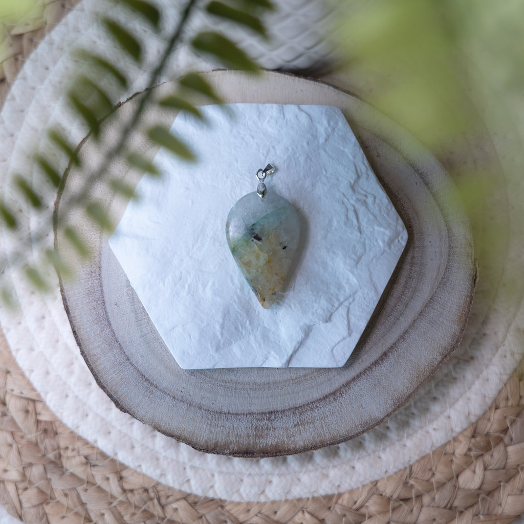 Pendentif Quantum Quattro – Pierre naturelle équilibre et transformation