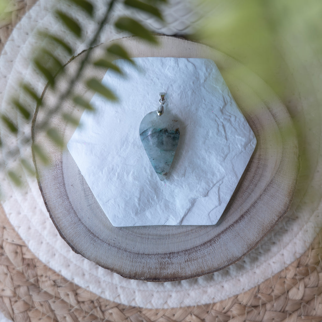Pendentif Quantum Quattro – Pierre naturelle équilibre et transformation