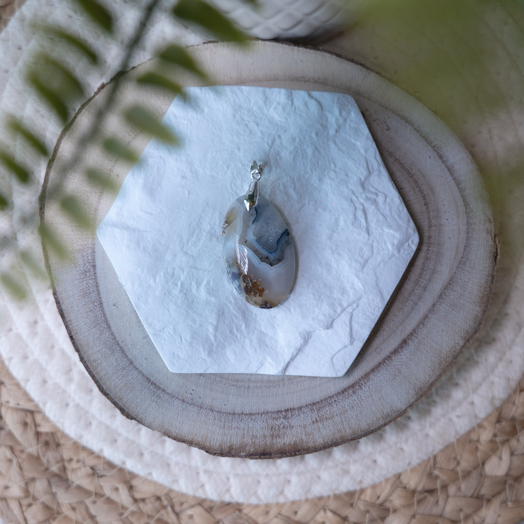 Pendentif Agate Mousse – Pierre naturelle croissance et équilibre