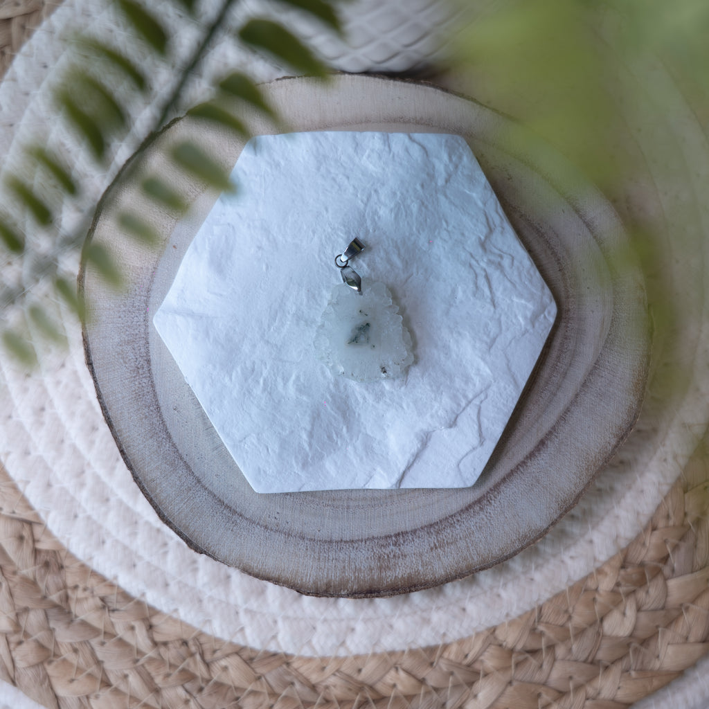 Pendentif Quartz Solaire – Pierre naturelle énergie et rayonnement