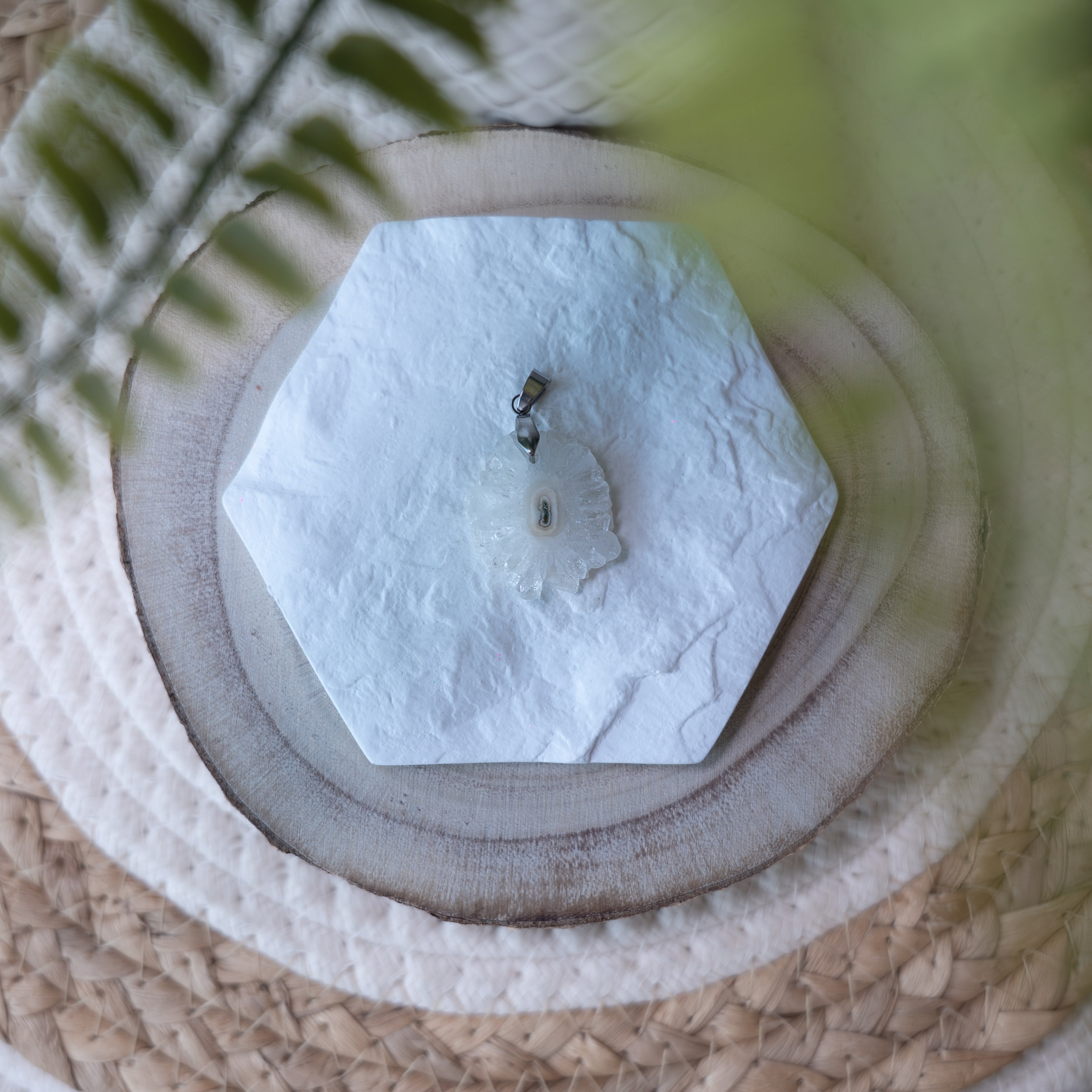 Pendentif Quartz Solaire – Pierre naturelle énergie et rayonnement