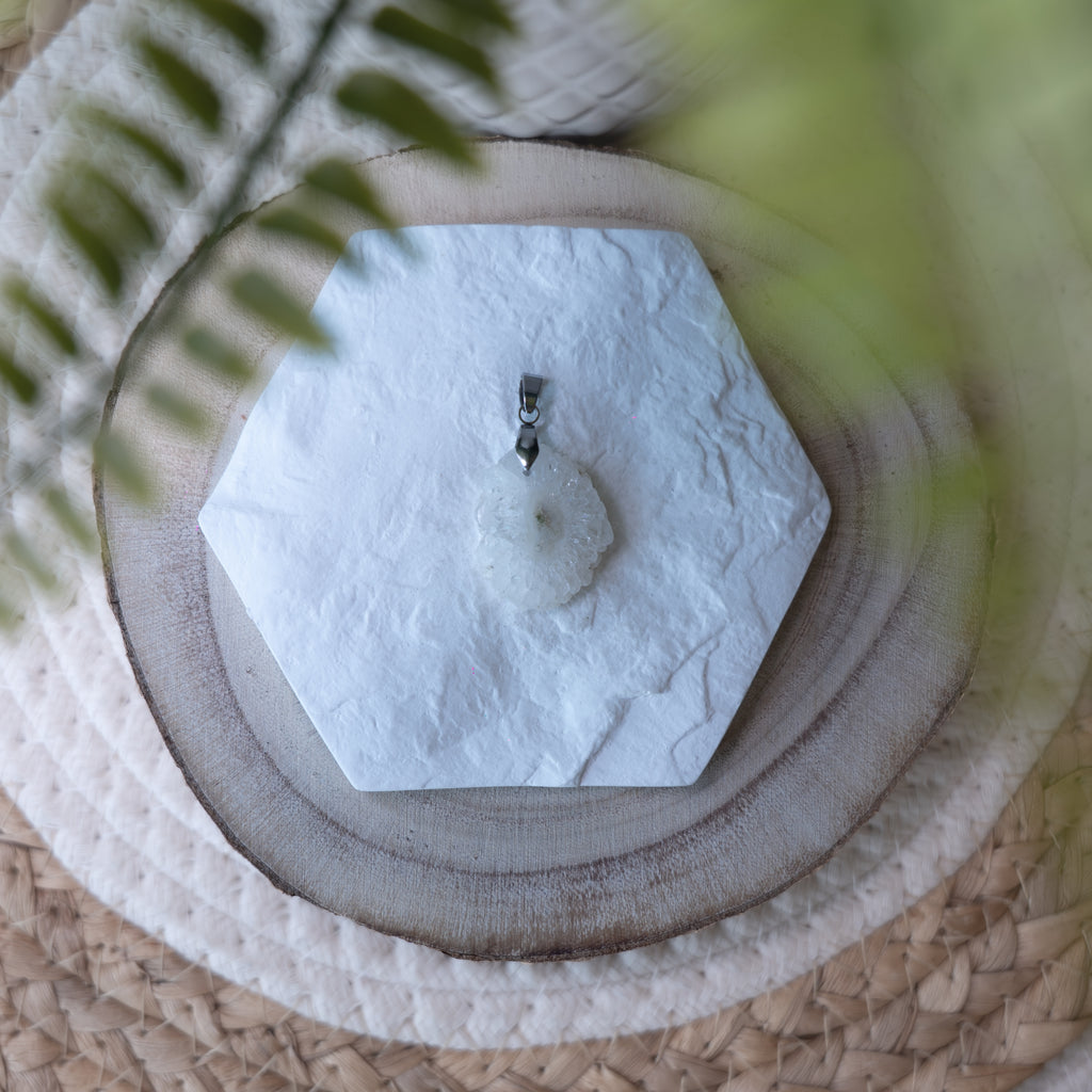 Pendentif Quartz Solaire – Pierre naturelle énergie et rayonnement