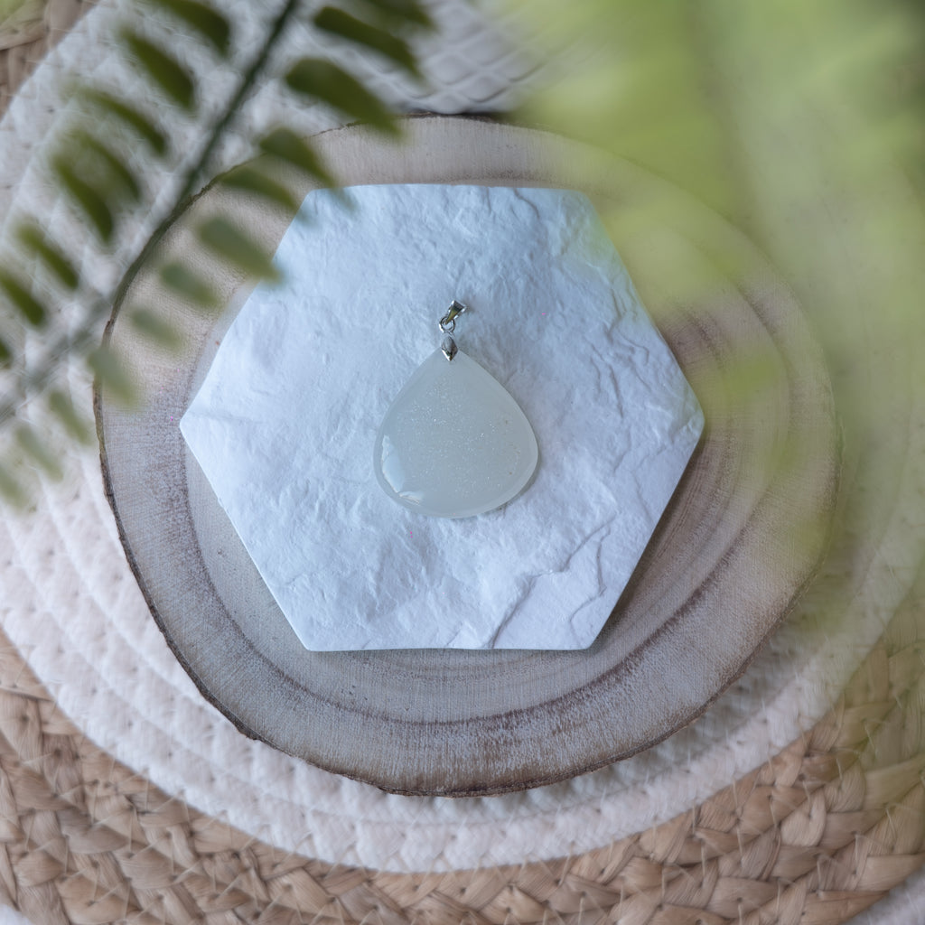 Pendentif Agate Druzy Blanche – Pierre naturelle pureté et apaisement