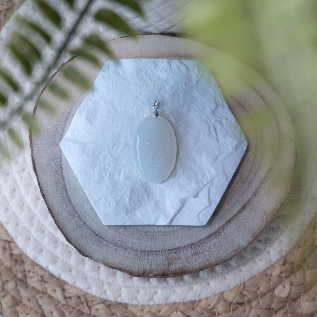 Pendentif Agate Druzy Blanche – Pierre naturelle pureté et apaisement