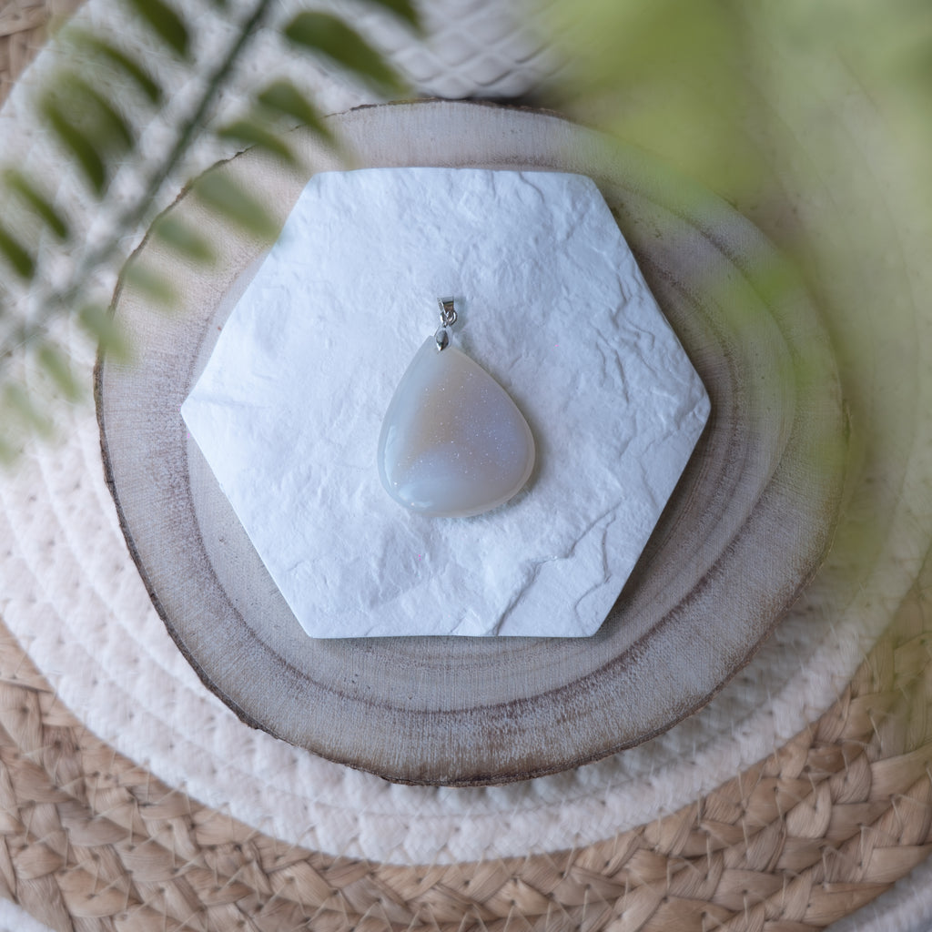 Pendentif Agate Druzy Blanche – Pierre naturelle pureté et apaisement